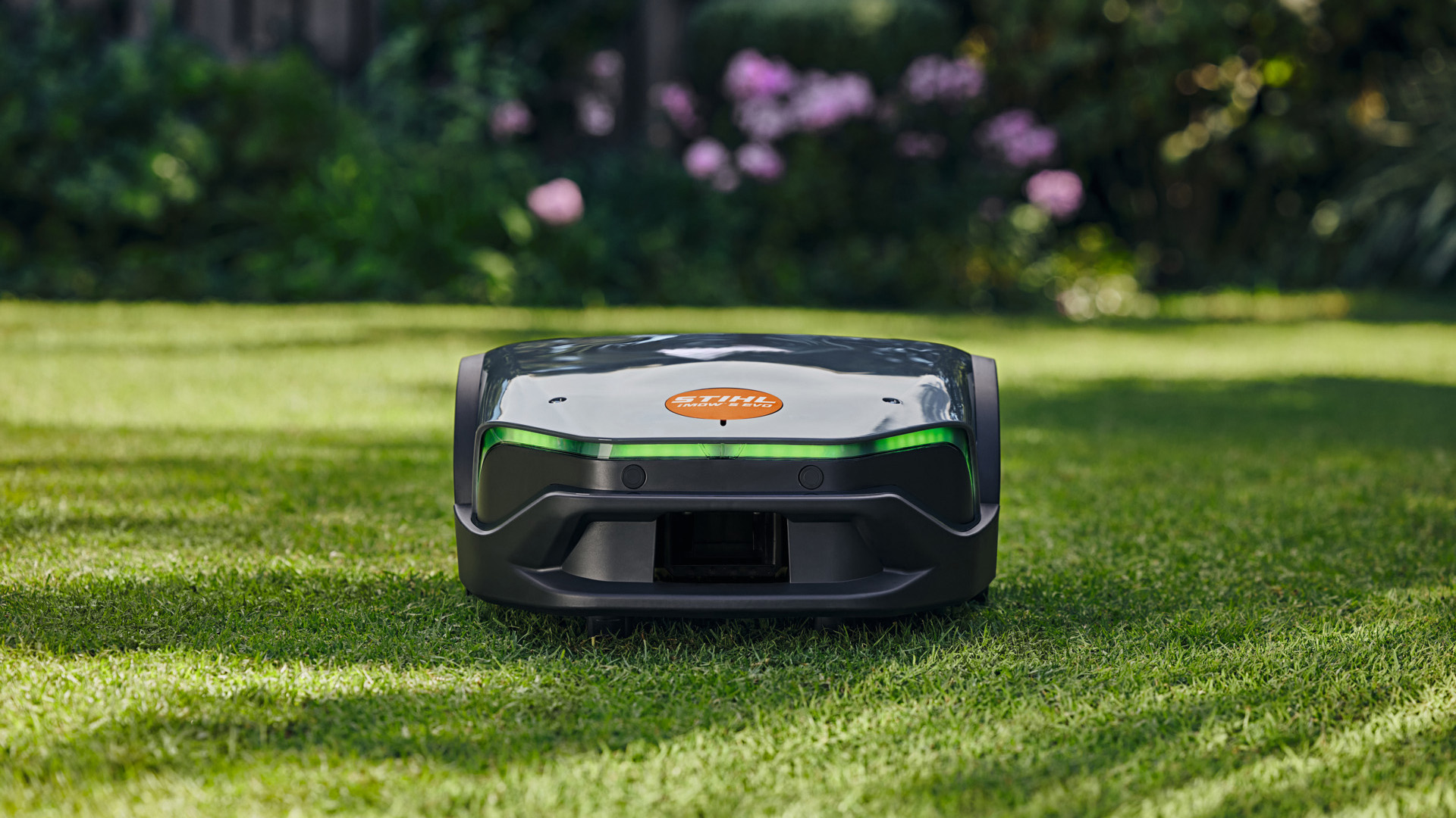 Un robot iMOW STIHL en train de tondre la pelouse