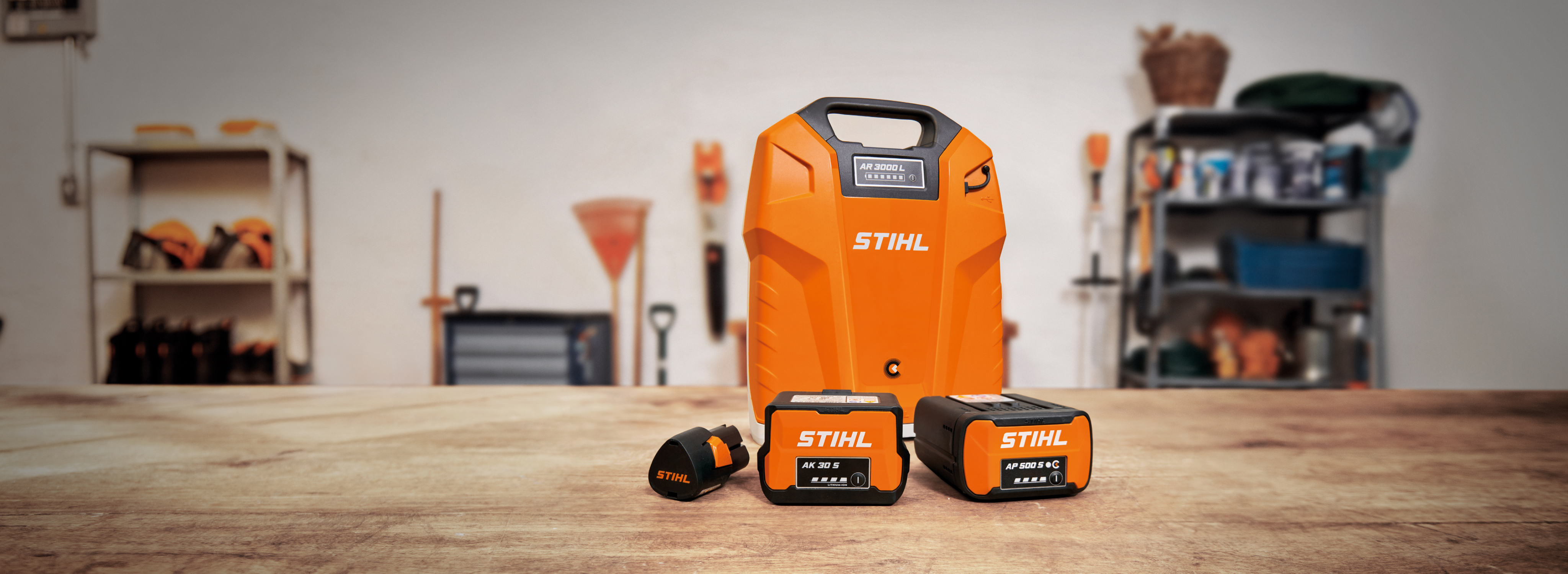 Produits du système AP de STIHL posés sur une table dans un garage