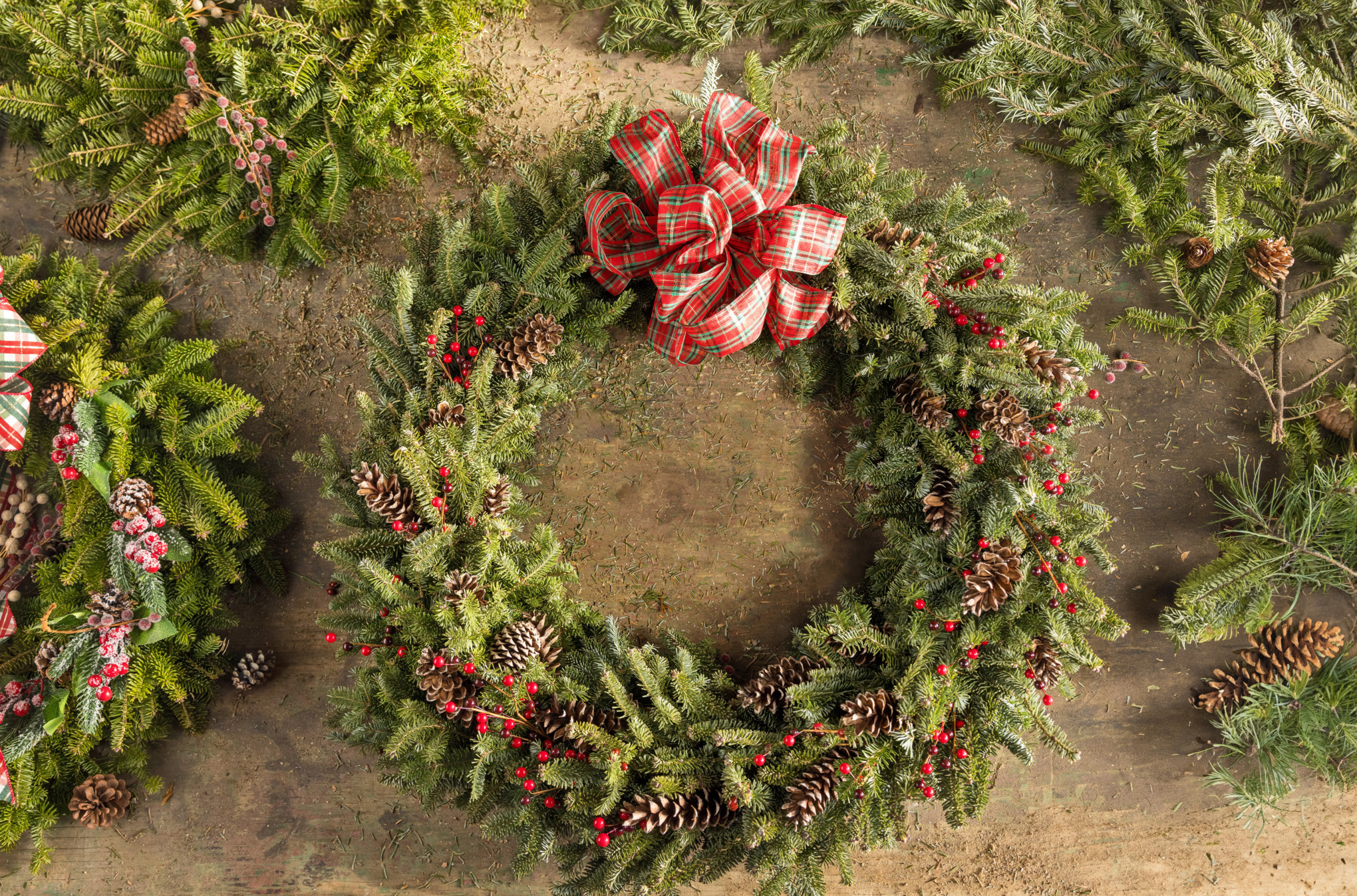 une couronne de Noël en branche de sapin et de houx