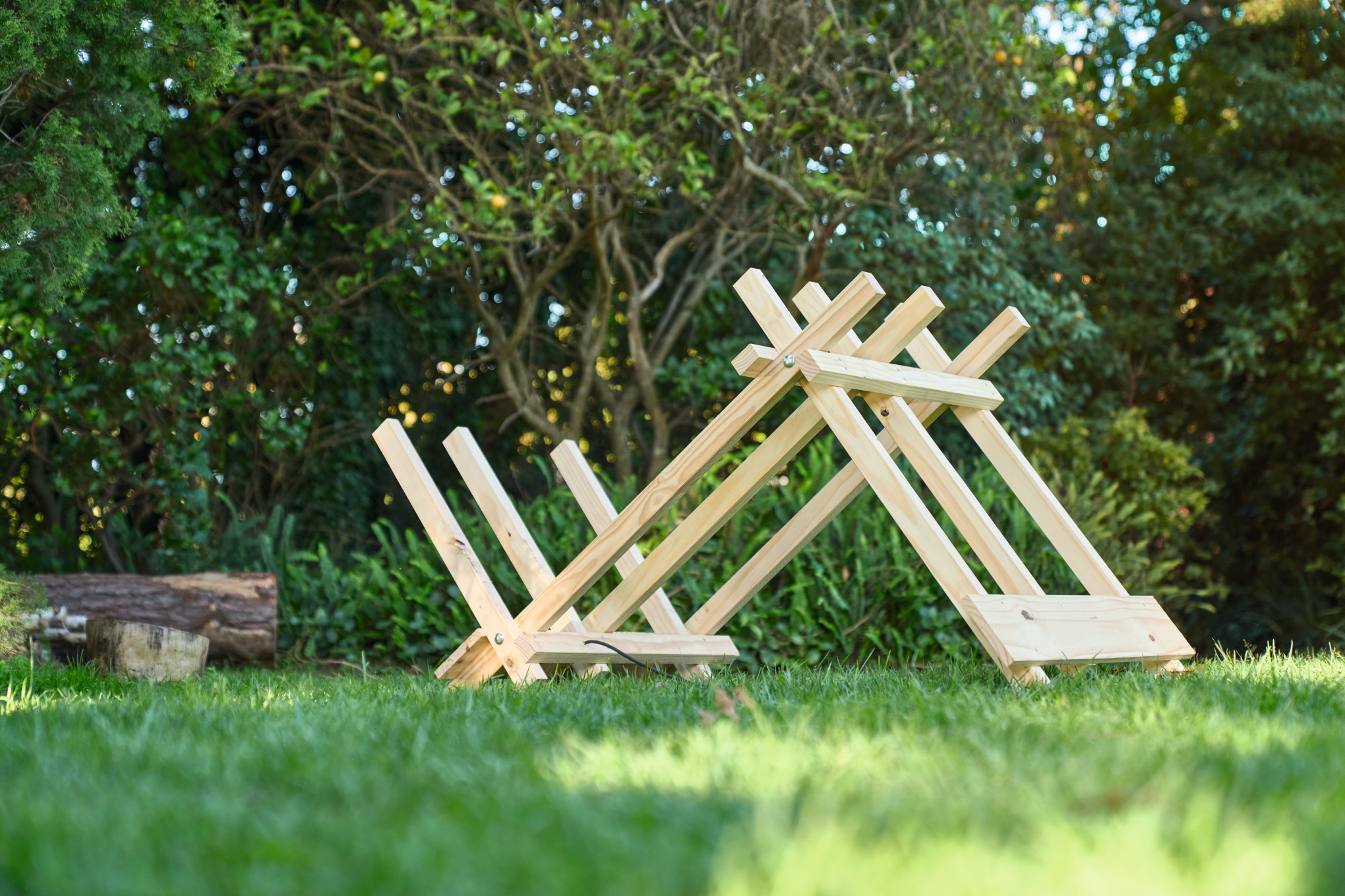 Chevalet de sciage en bois fait maison dans un jardin