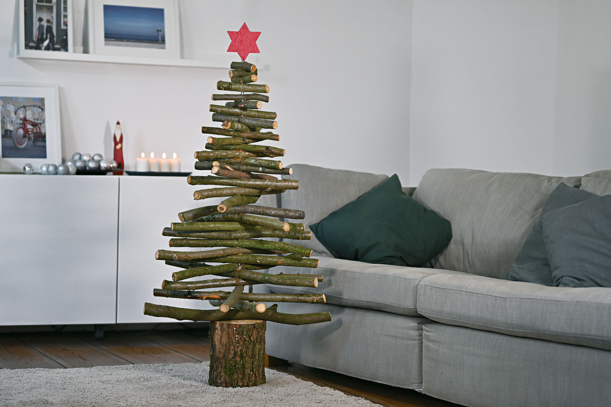 un sapin de Noël fait en rondins de bois dans un salon