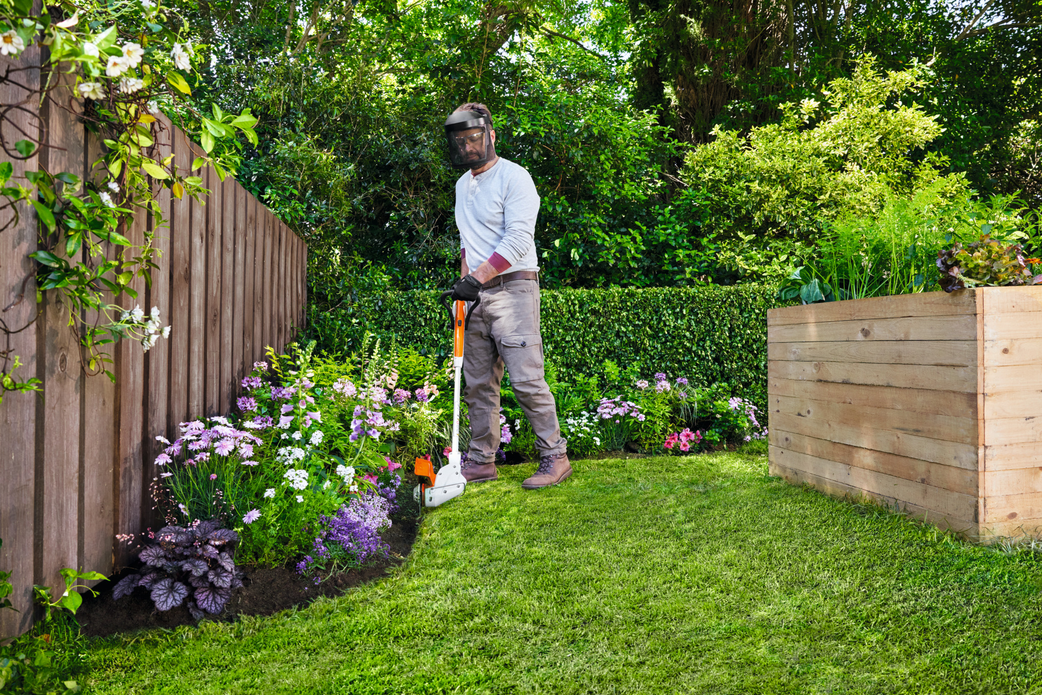 Un homme finalise les bordures de son jardin avec le coupe-bordure FSA 30