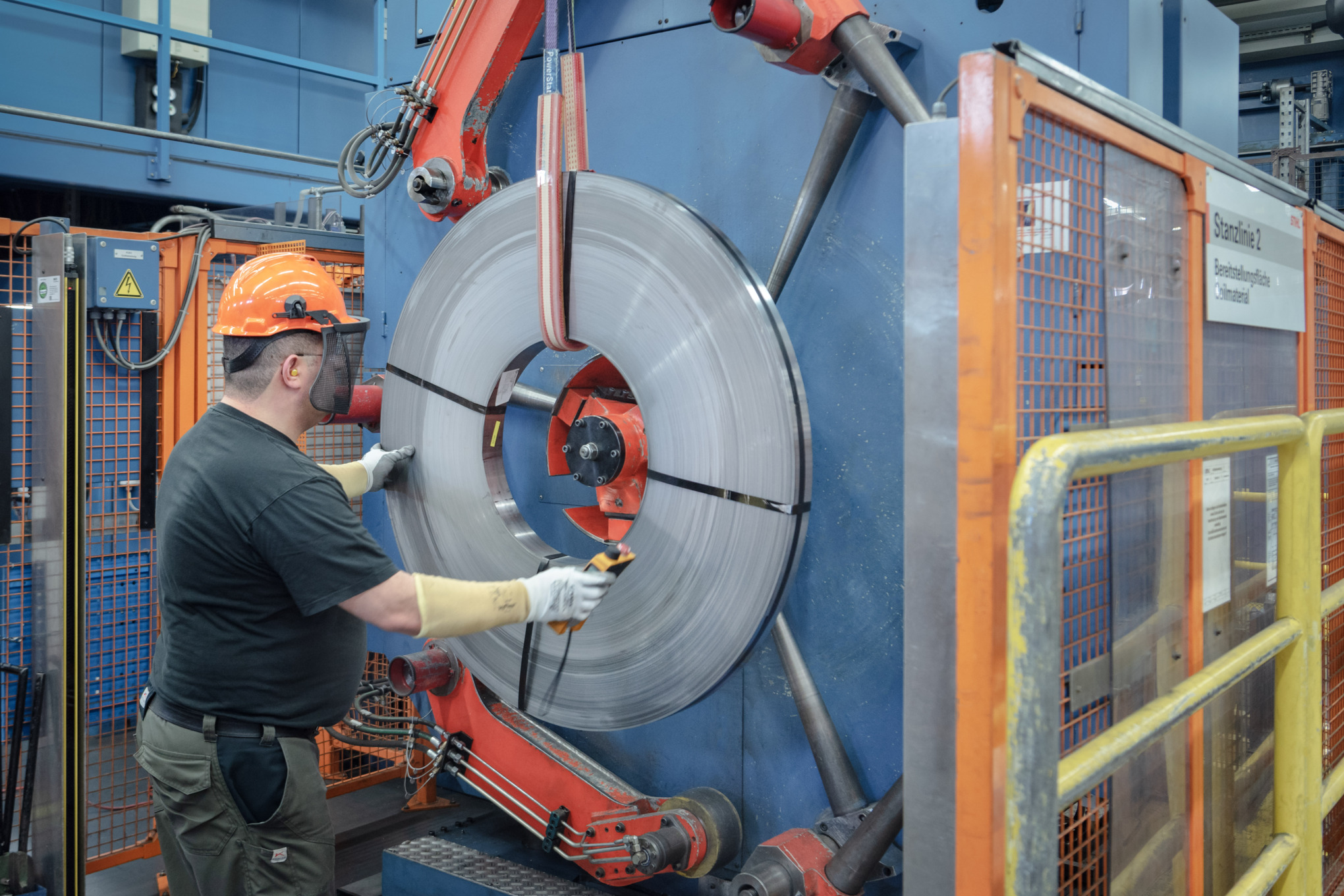 Un homme en équipement de protection travaille sur une machine de fabrication de rails chez STIHL