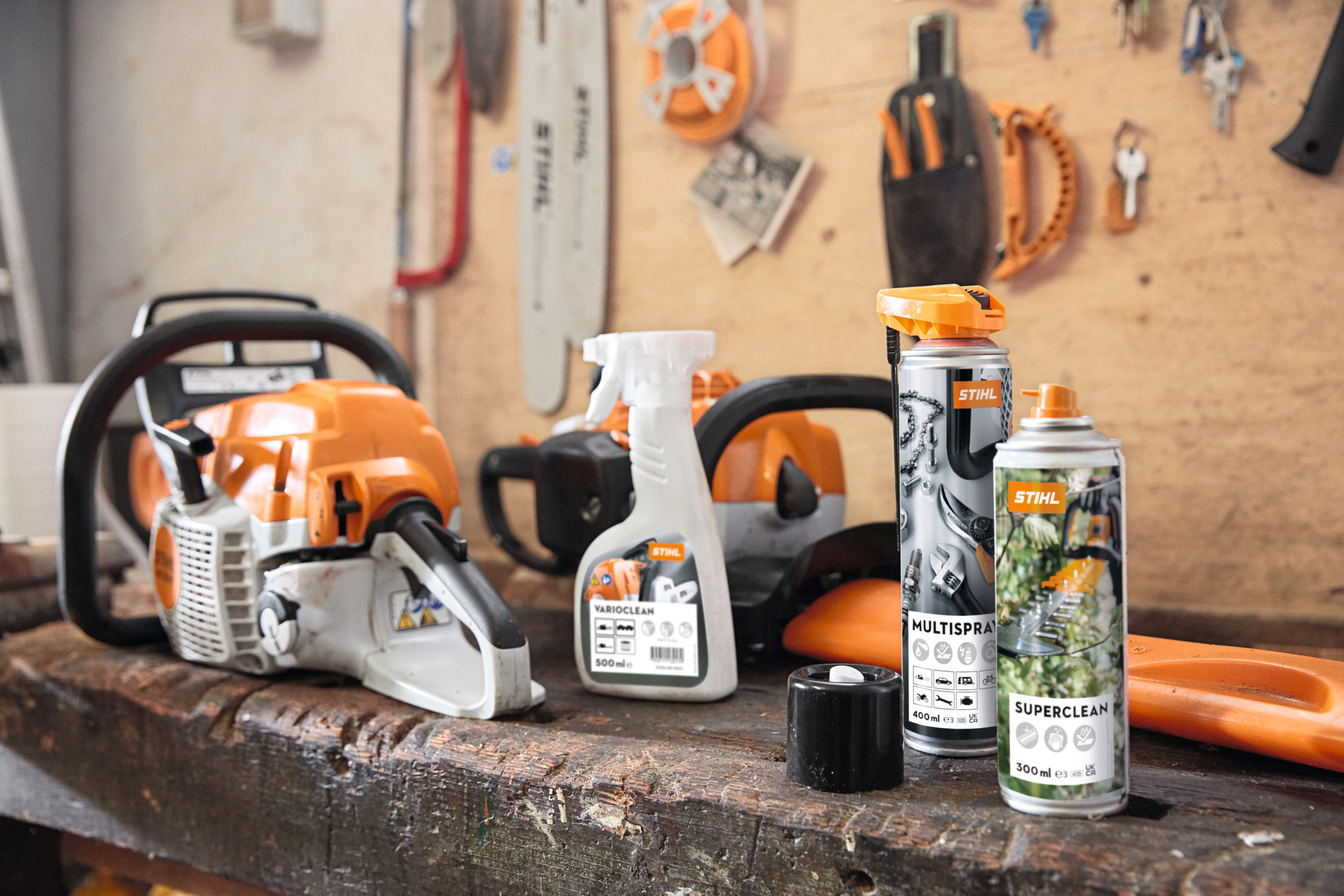 Produit de nettoyage STIHL sur un établi dans un atelier