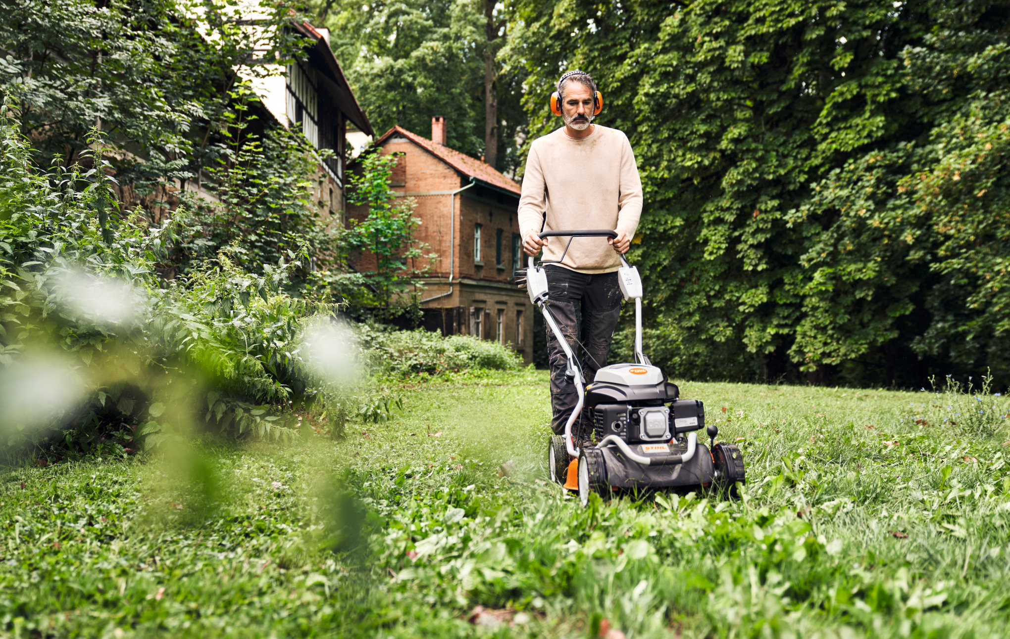 tondeuse dans un jardin 