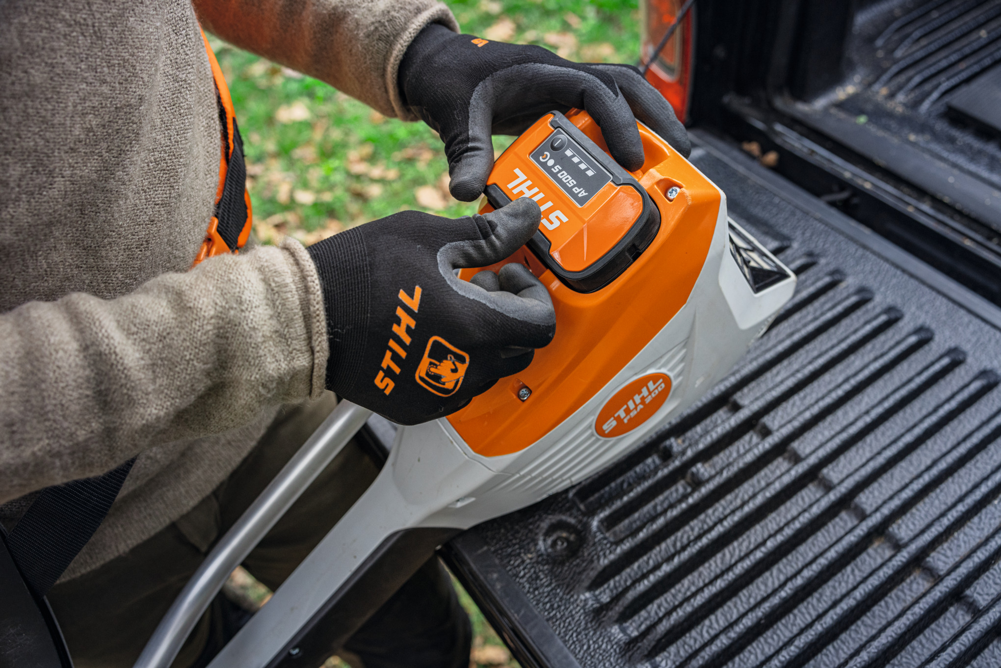 Insertion d’une batterie STIHL AP 500 S dans un appareil.