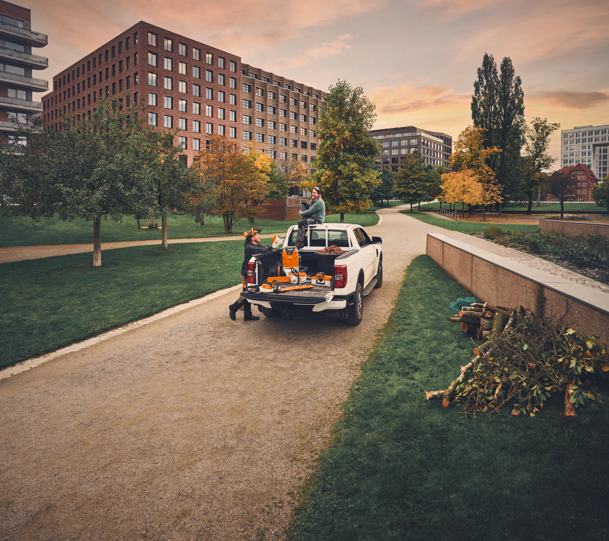 Campagne visual en format paysage : une équipe sur un pick-up après le travail