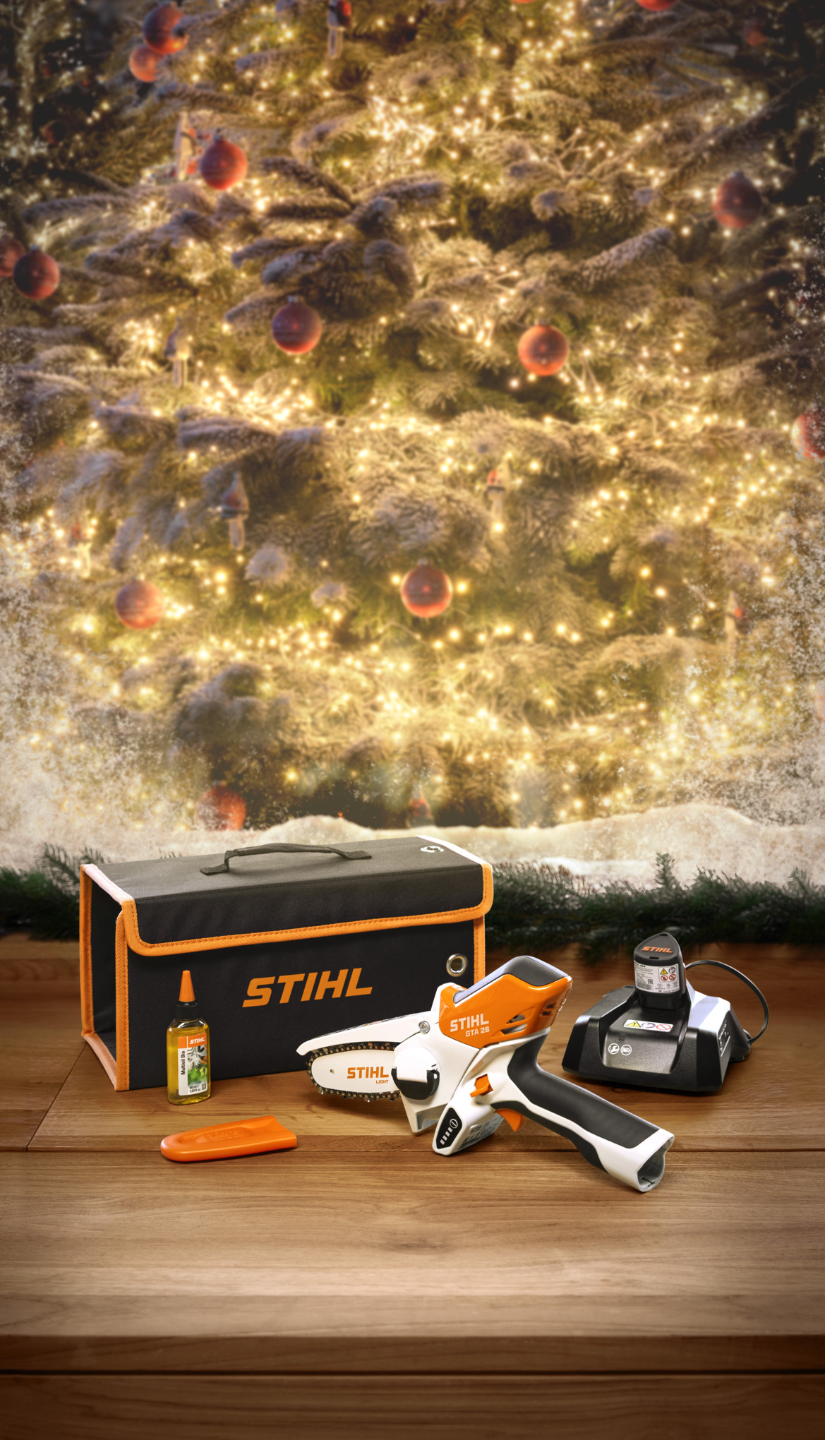 le pack complet GTA 26 STIHL devant un sapin de Noël