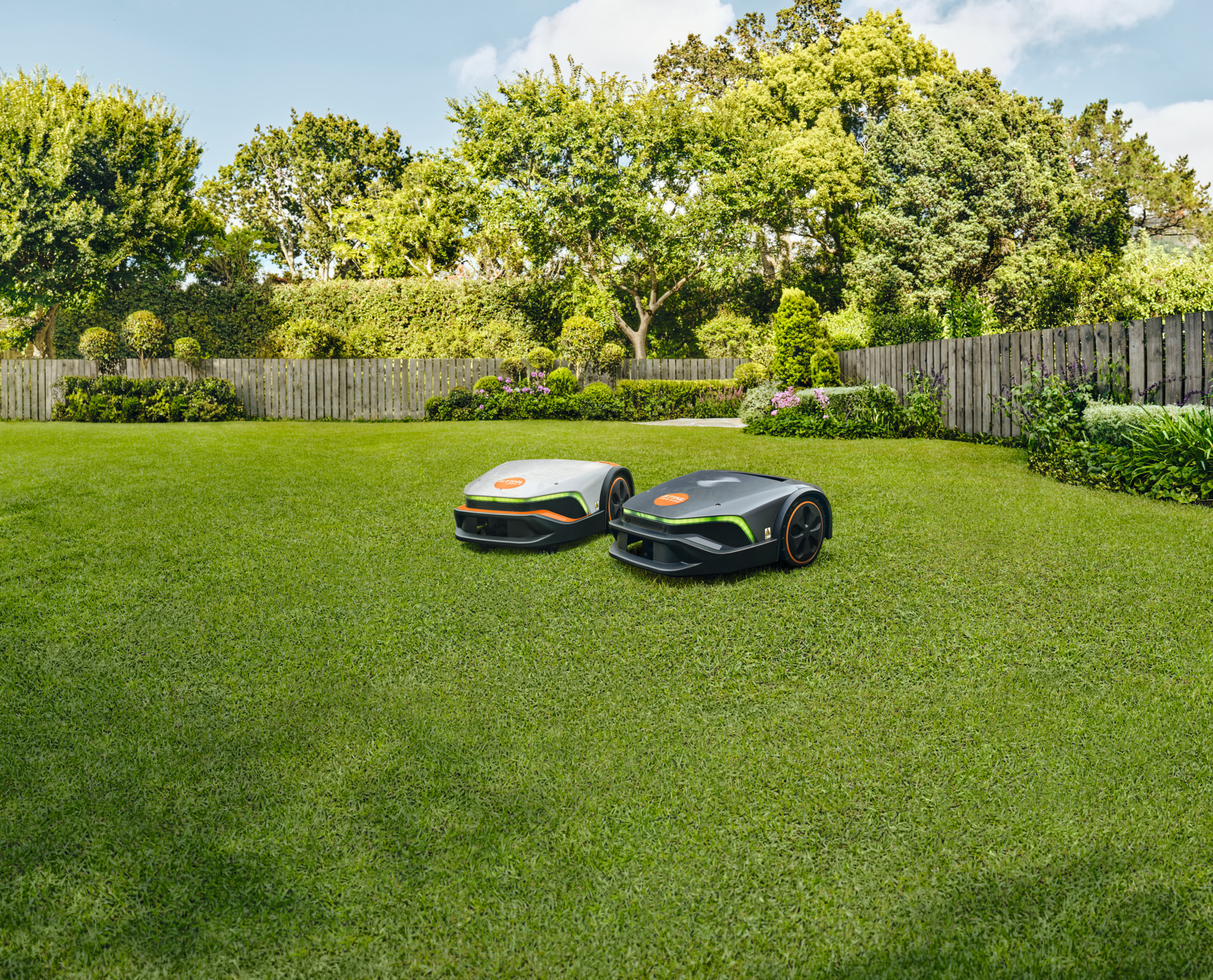 robot tondeuse STIHL iMOW® evo sur une pelouse