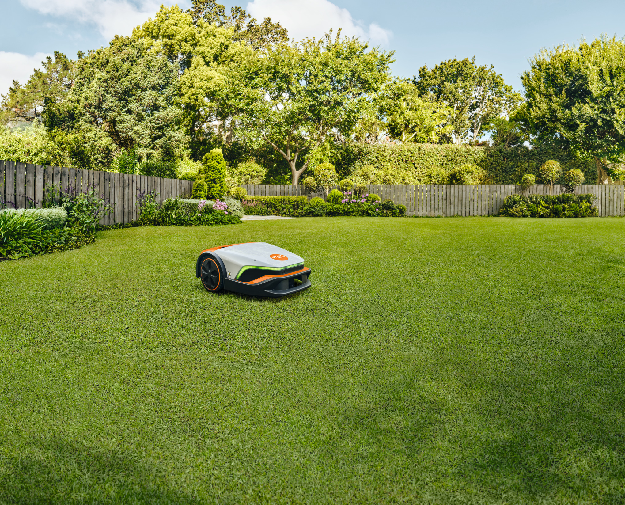 2 robots tondeuses STIHL iMOW® sur une pelouse