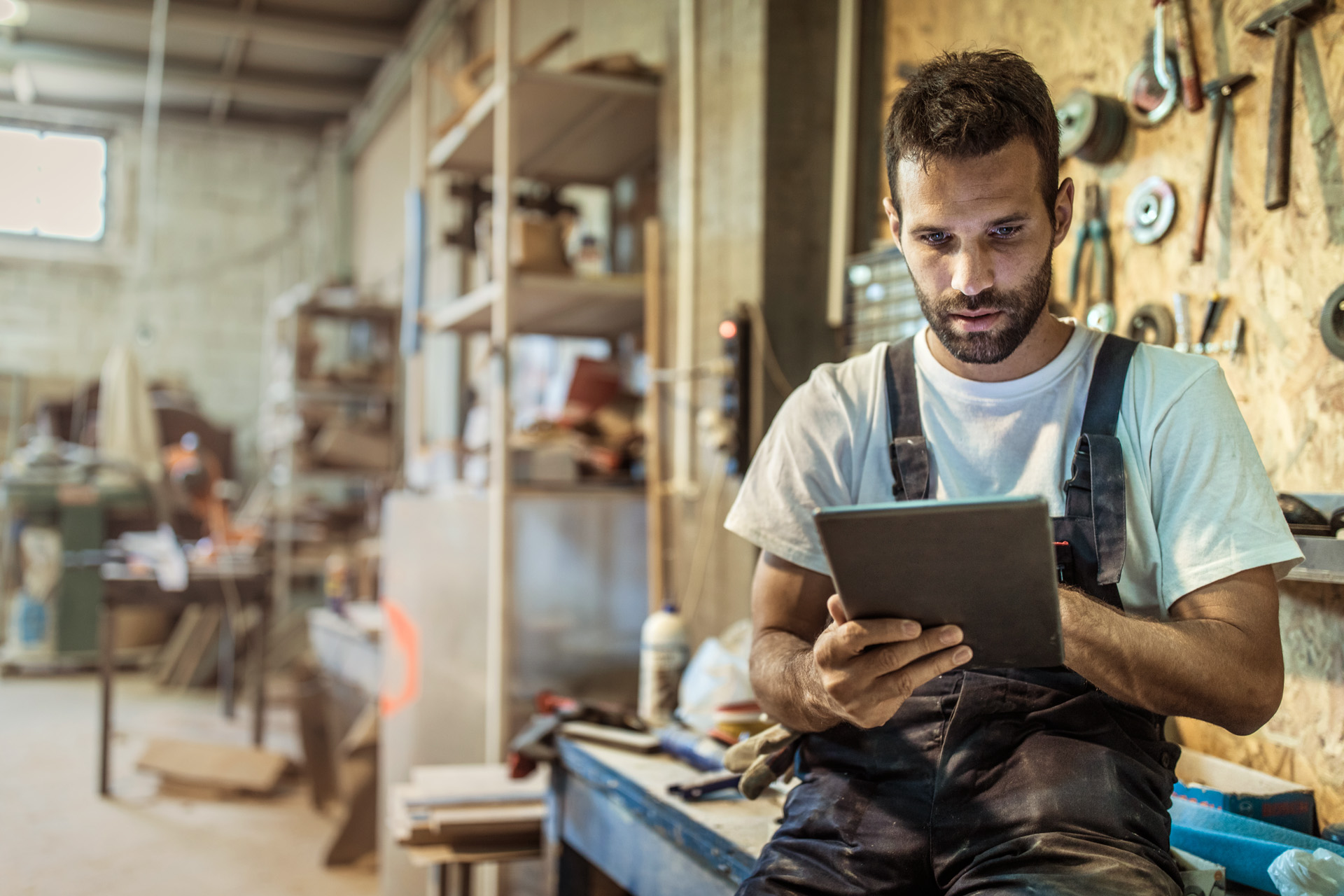 Un revendeur dans un atelier utilise les configurateurs présents de stihl.fr sur tablette pour choisir des produits et accessoires STIHL.