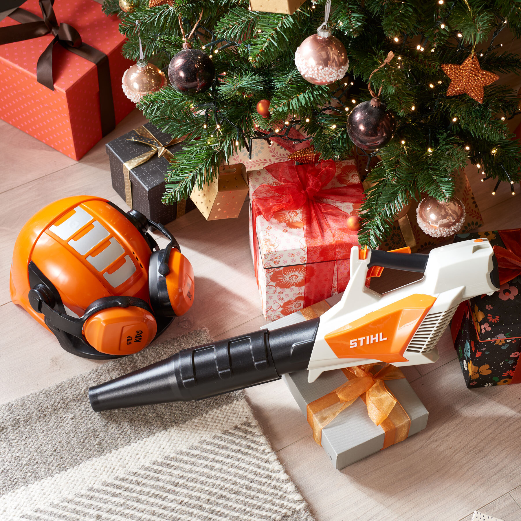 Jouet tronçonneuse et casque issus du Brandshop STIHL