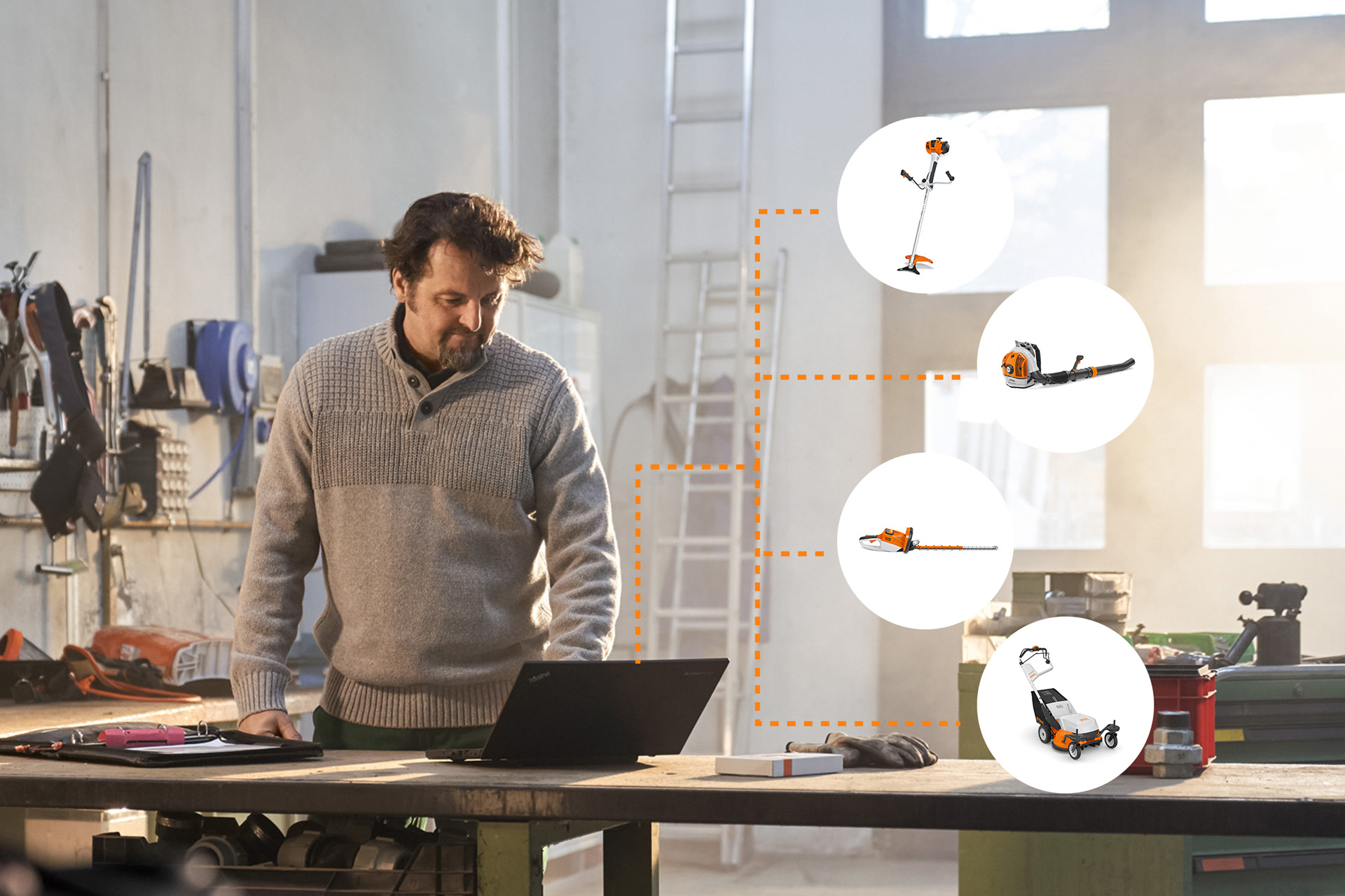 Homme devant un ordinateur, des icônes avec des produits STIHL pour la gestion d’appareils de STIHL connected