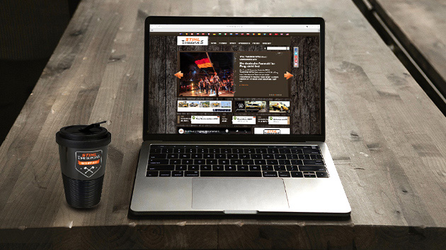 Ordinateur portable affichant le site internet de Timbersports avec une tasse de café Timbersports