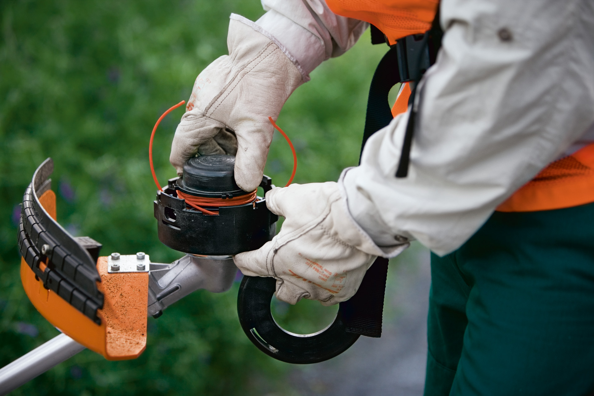 : Gros plan d’une tête de coupe SuperCut à ajustement automatique du fil de coupe installée sur un coupe-bordures STIHL