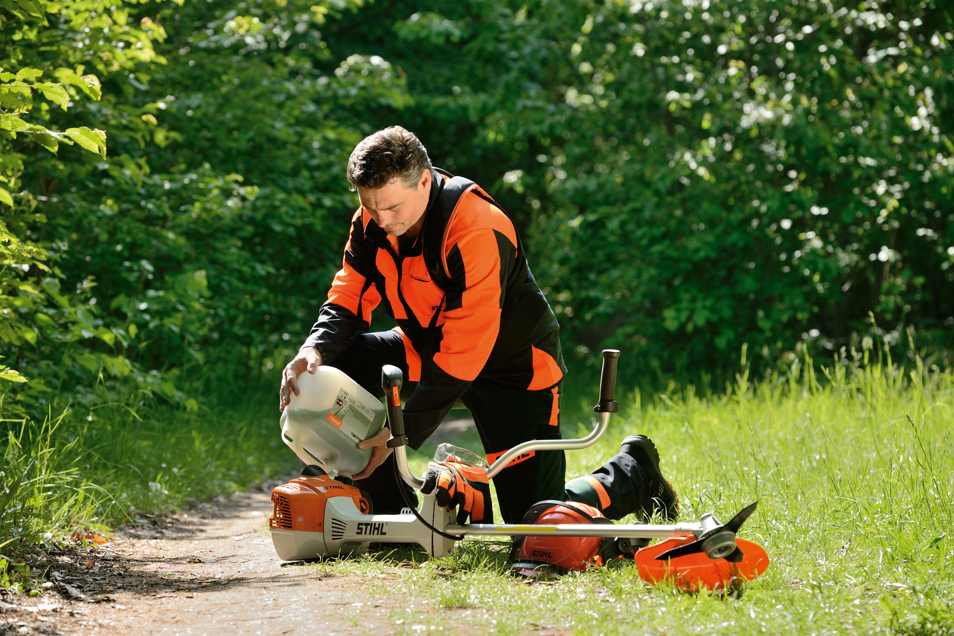 Huile de mélange HP SUPER avec bidon doseur STIHL