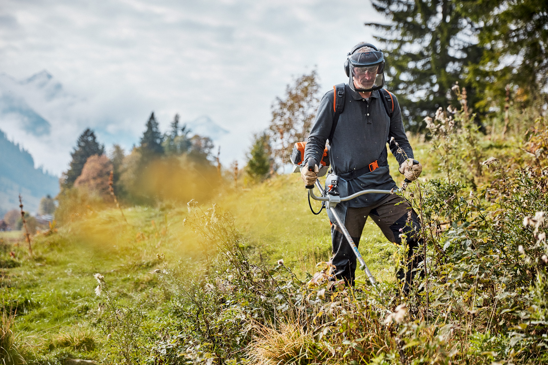 Homme travaillant avec une débroussailleuse STIHL FS 131