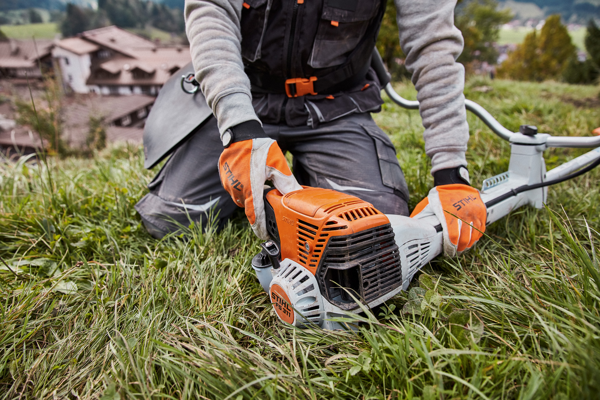 Démarrage sur l’herbe d’une débroussailleuse thermique FS 311 STIHL