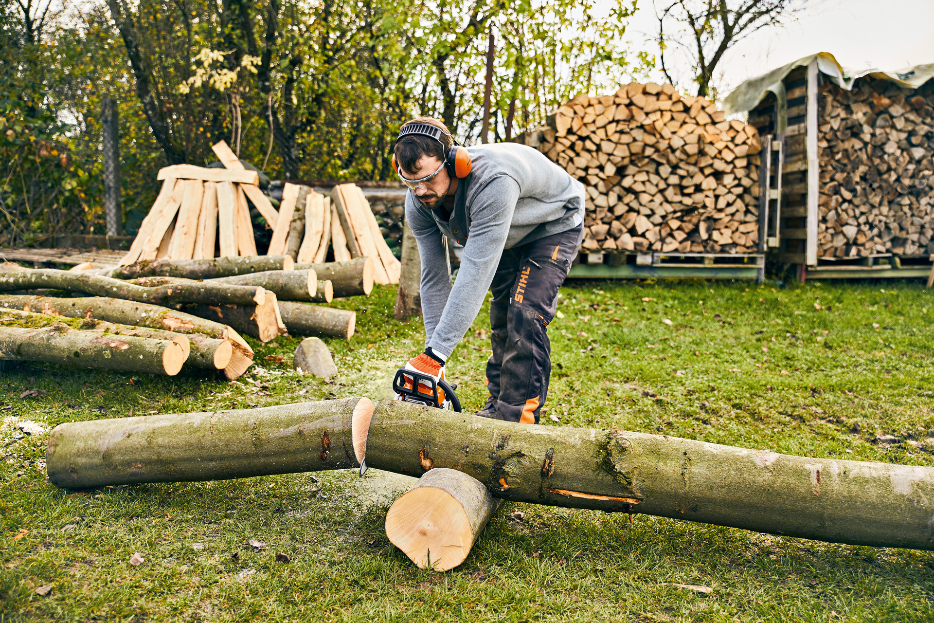 Découpe d’un tronc à l’aide d’une tronçonneuse STIHL MS 180, en vue de fabriquer une jardinière en bois.