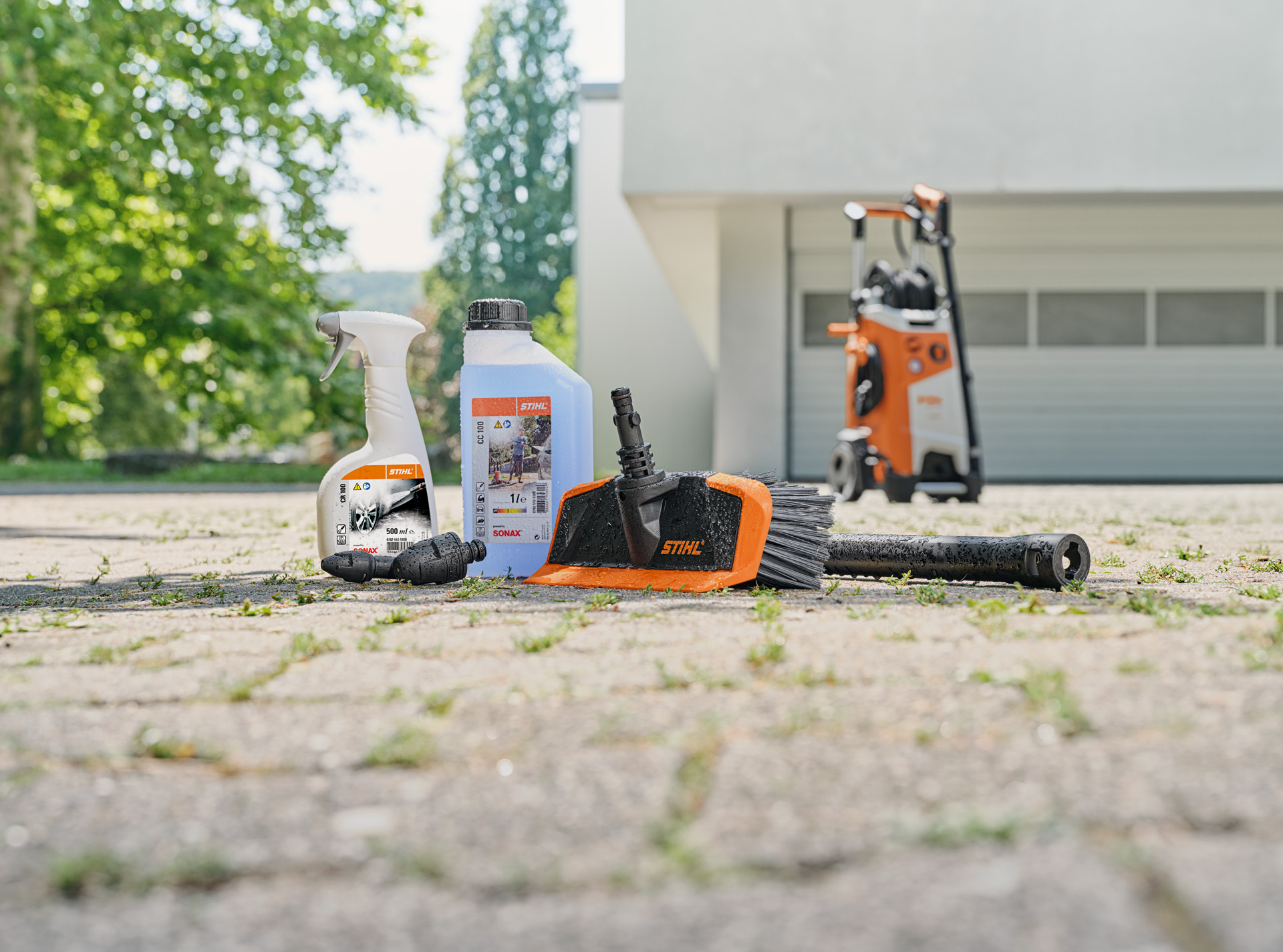 Nettoyant STIHL pour véhicules, brosse de lavage devant un garage, nettoyeur haute pression STIHL en arrière-plan