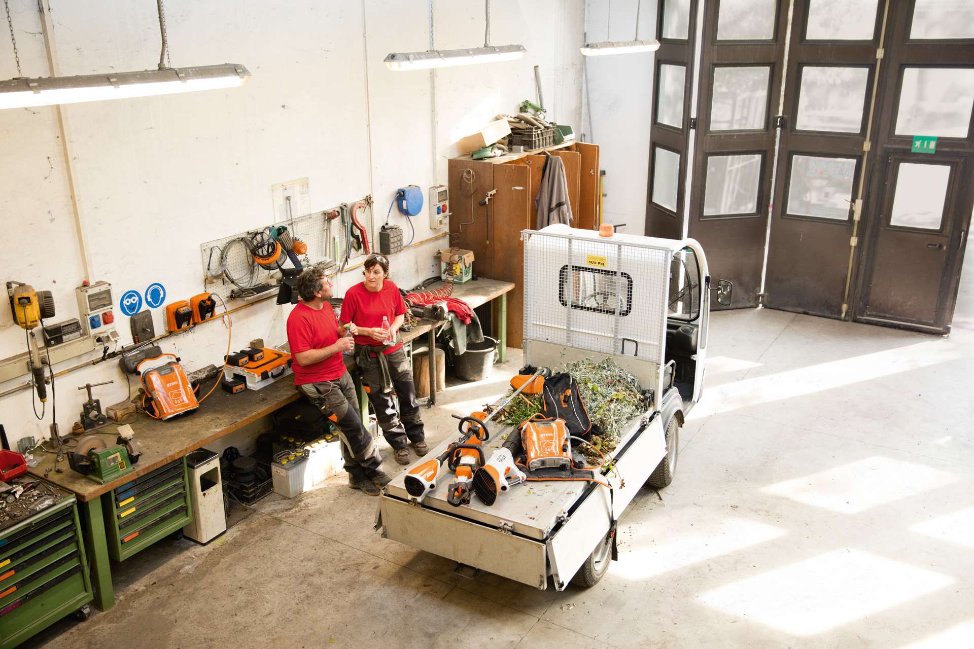 Les produits sur batterie STIHL à bord d’un véhicule utilitaire.