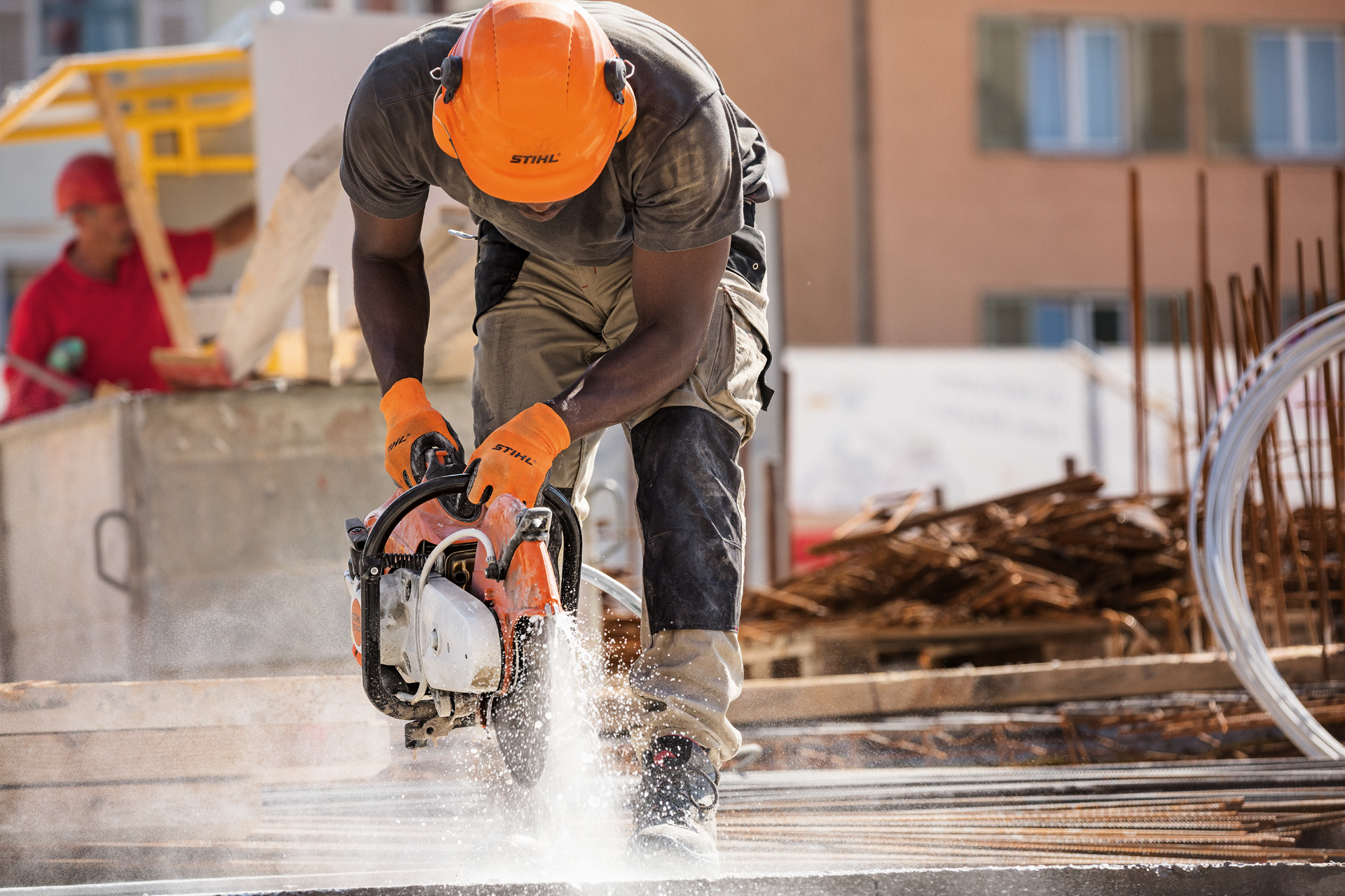 Homme sur un chantier de construction travaillant avec une découpeuse STIHL TS 500i