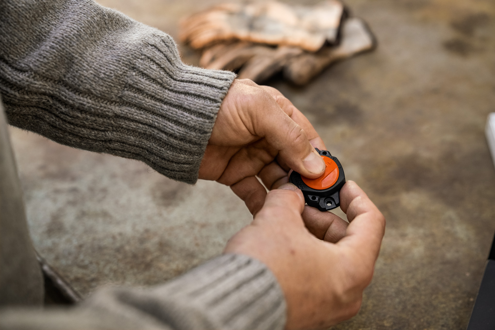 Gros plan : Personne tenant en main le STIHL Smart Connector