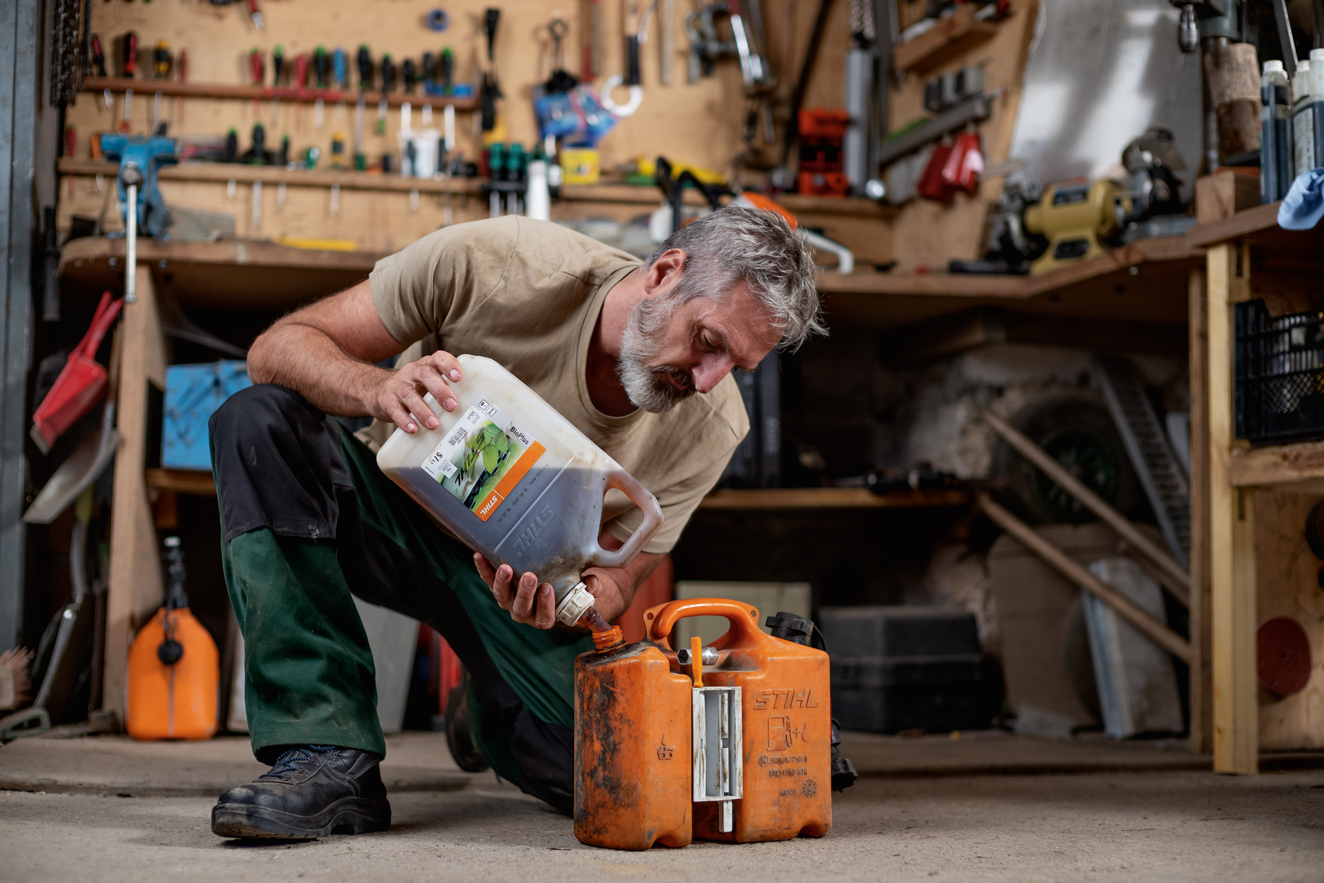 Remplissage d’un bidon de carburant STIHL orange