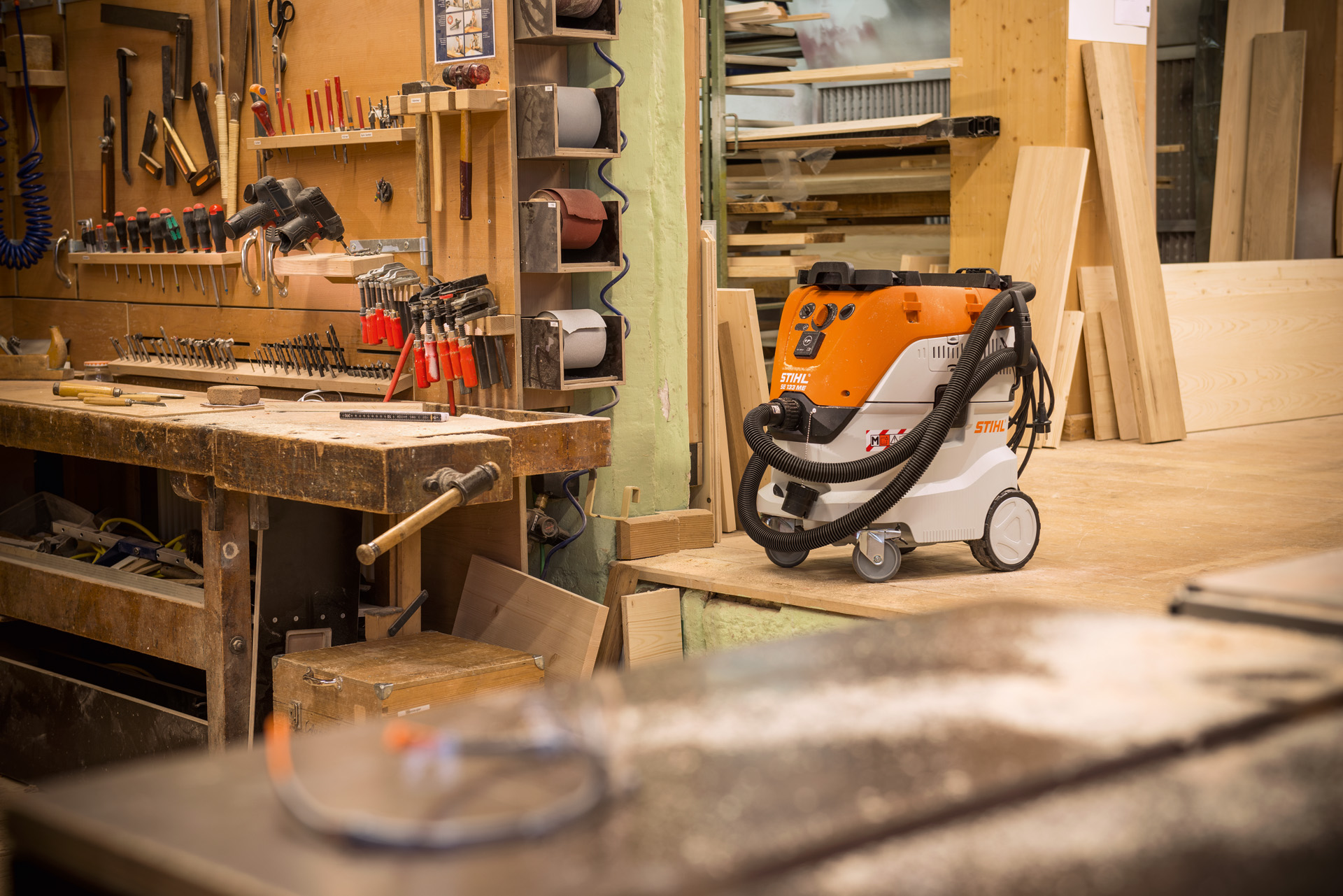 Aspirateur eau et poussières STIHL SE 133 ME dans un atelier