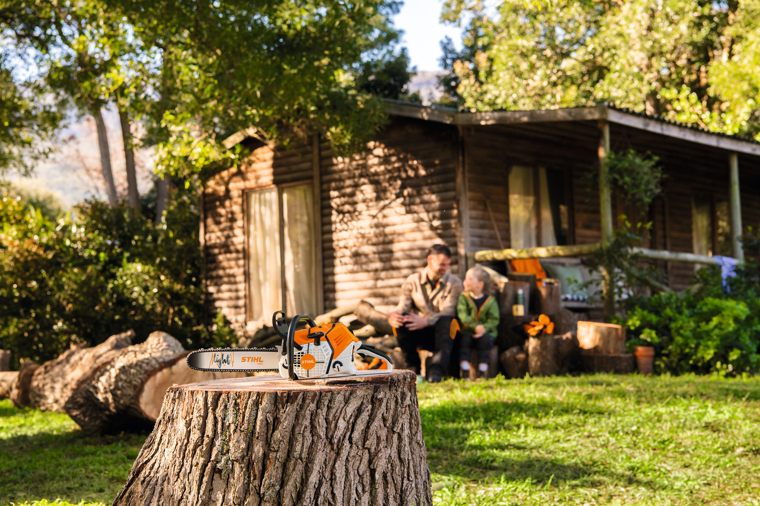Homme et femmes avec outils STIHL dans un jardin