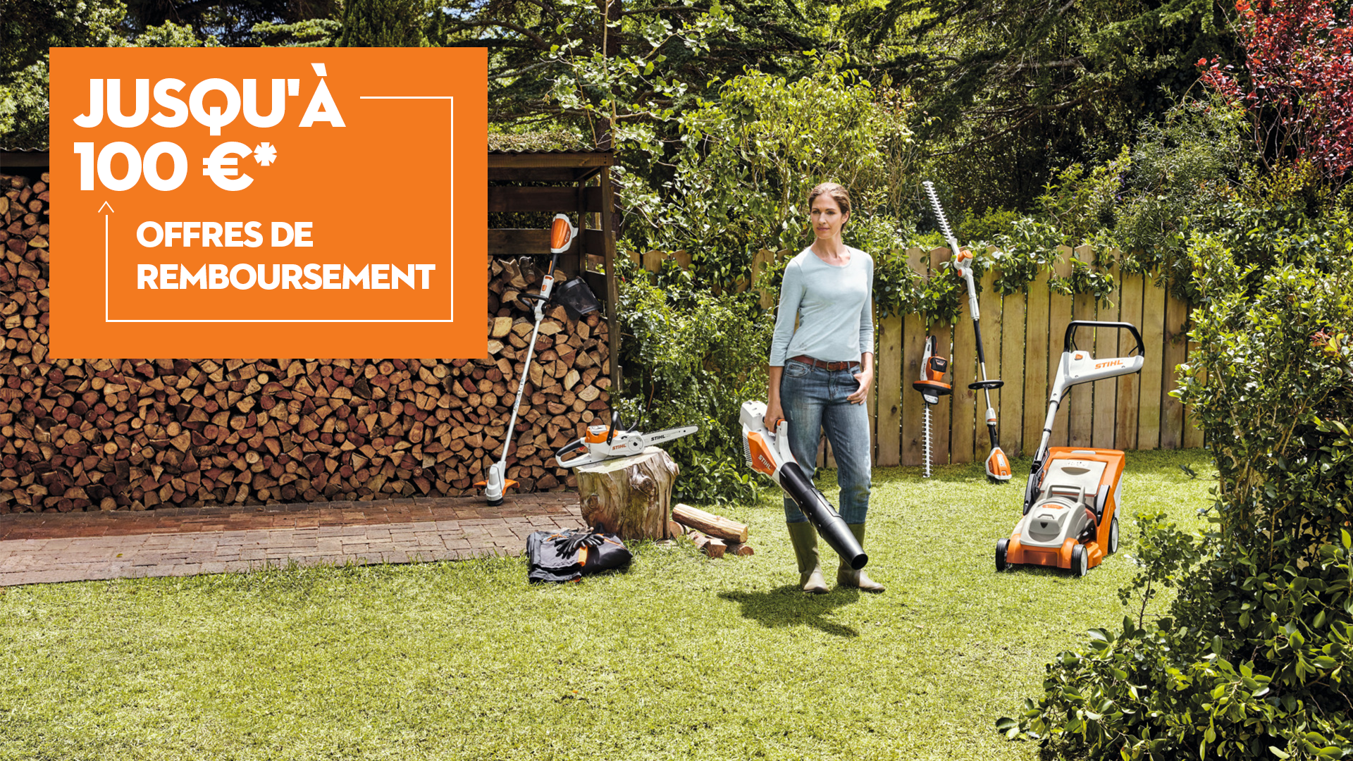 Une femme dans un jardin entourée d’outils de jardin à batterie STIHL