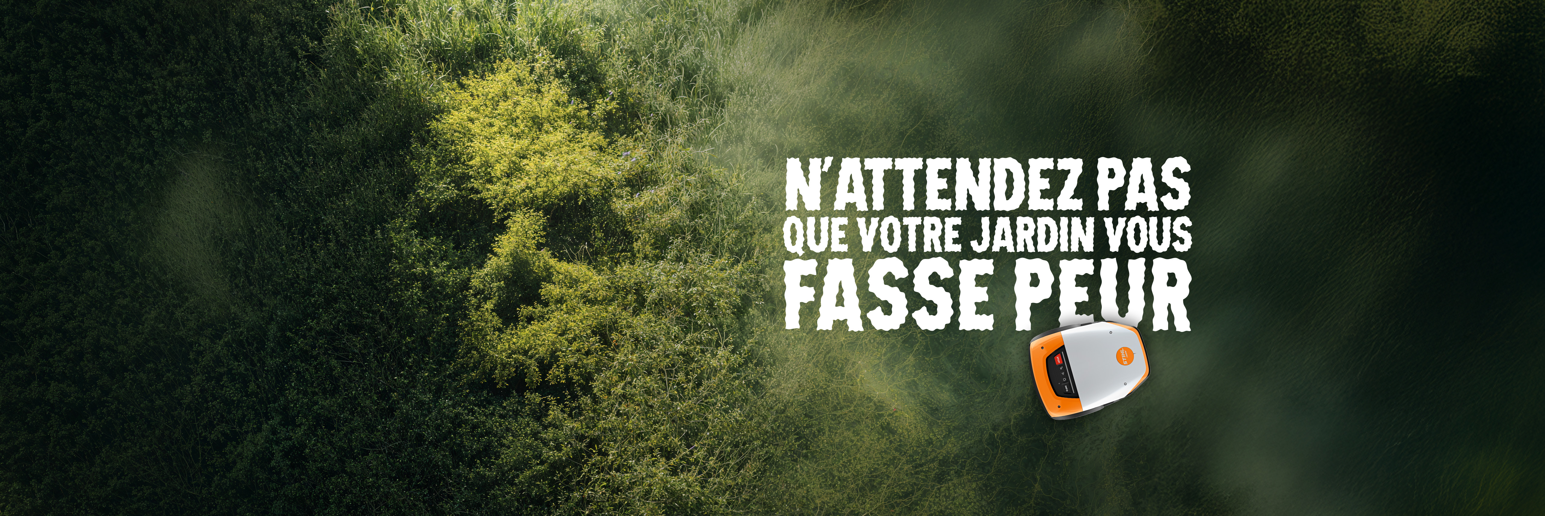 un robot tondeuse STIHL iMOW®  sur une pelouse mal entretenue avec une forme de tête de mort