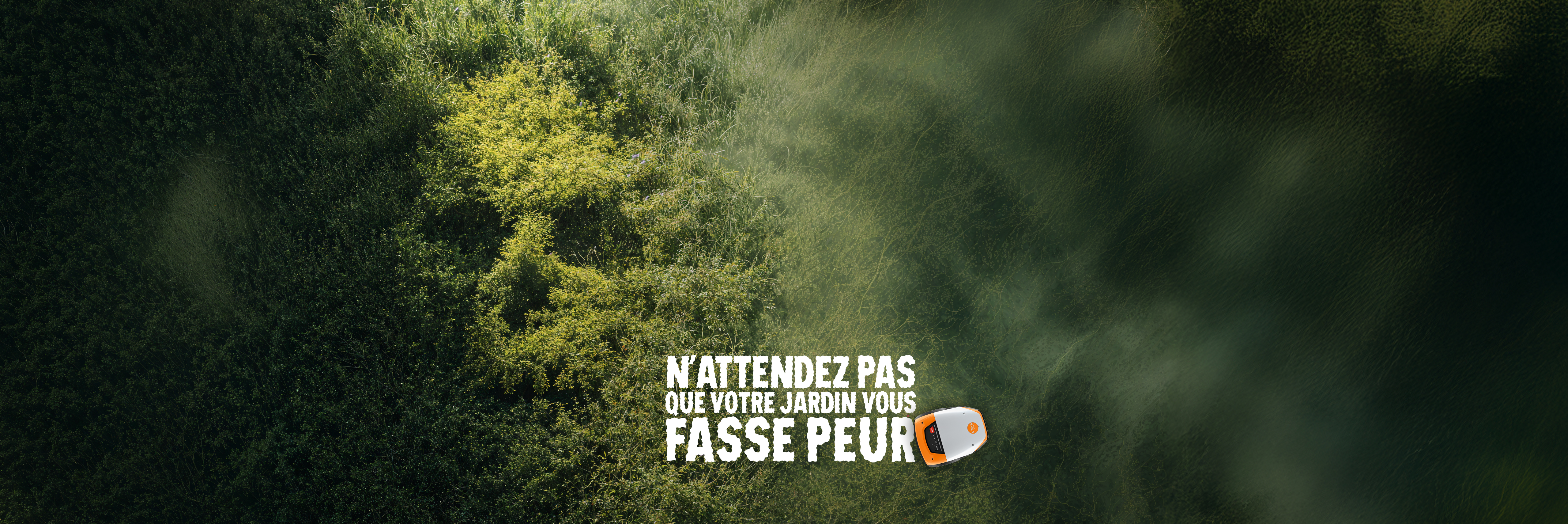 un robot tondeuse sur une pelouse sombre en forme de crâne