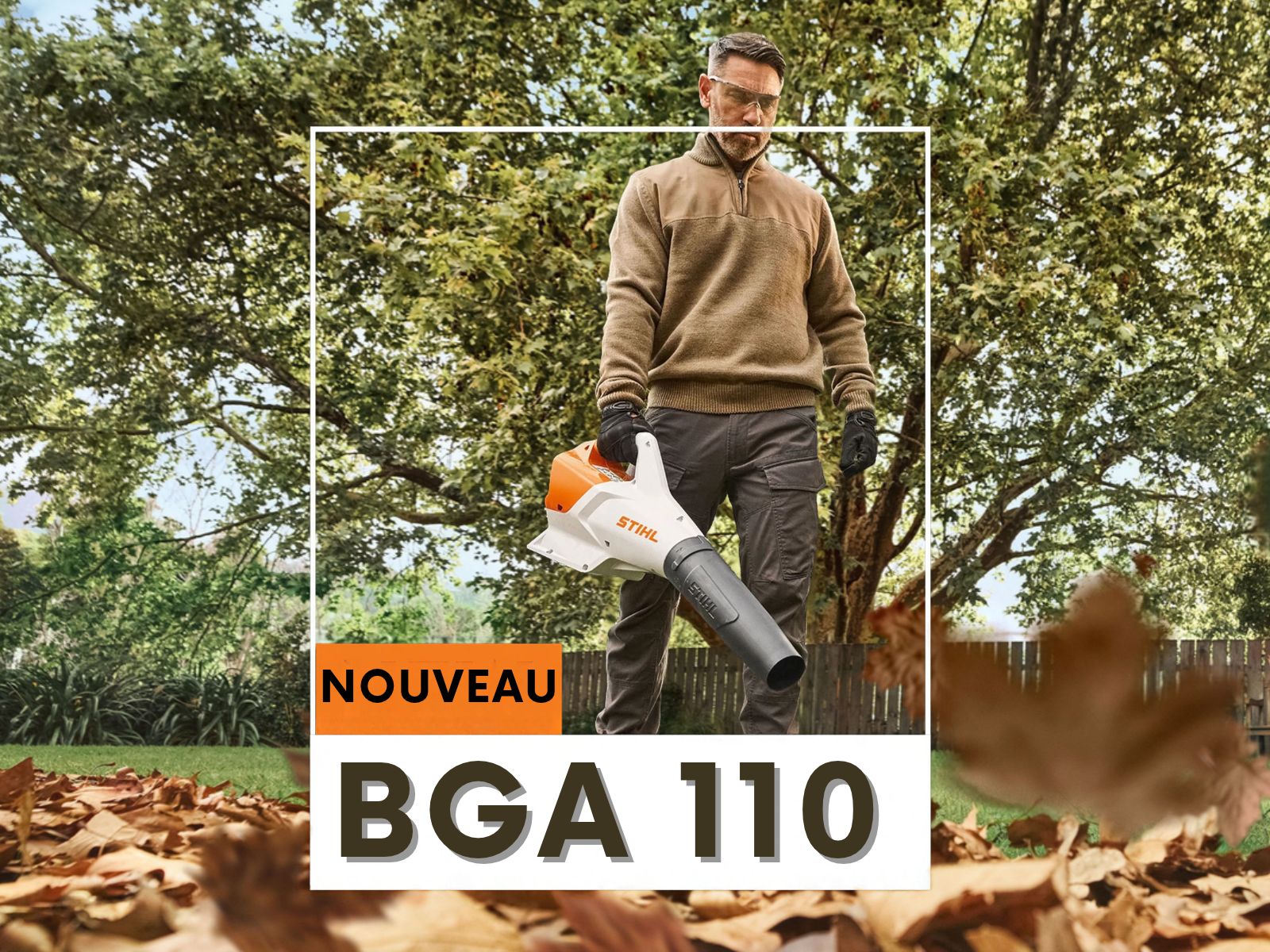 un homme souffle des feuilles mortes avec un souffleur dans son jardin