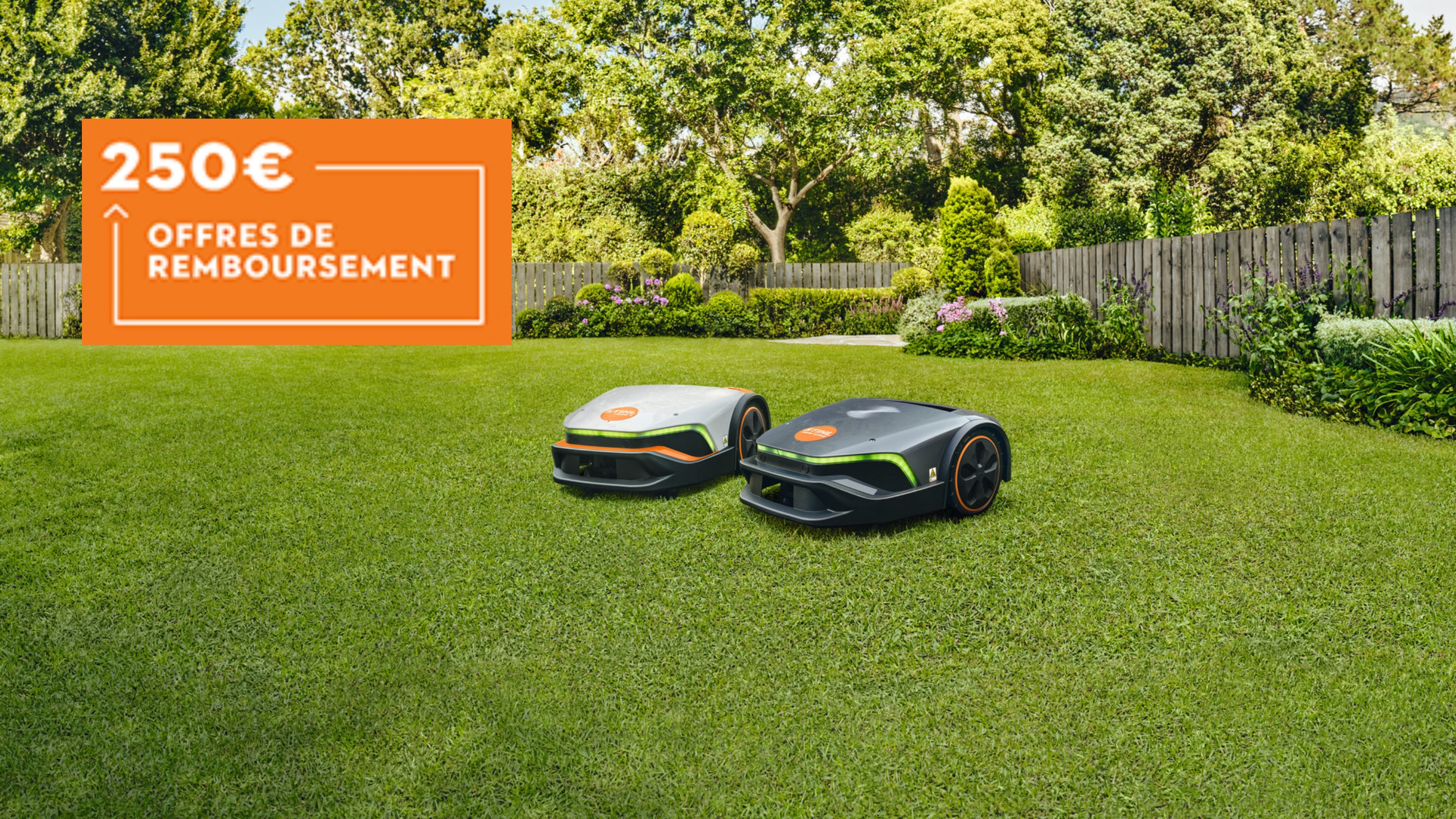 Deux robots tondeuses sur une pelouse dans un jardin avec un rectangle orange en haut à gauche "offre de remboursement de 250€"