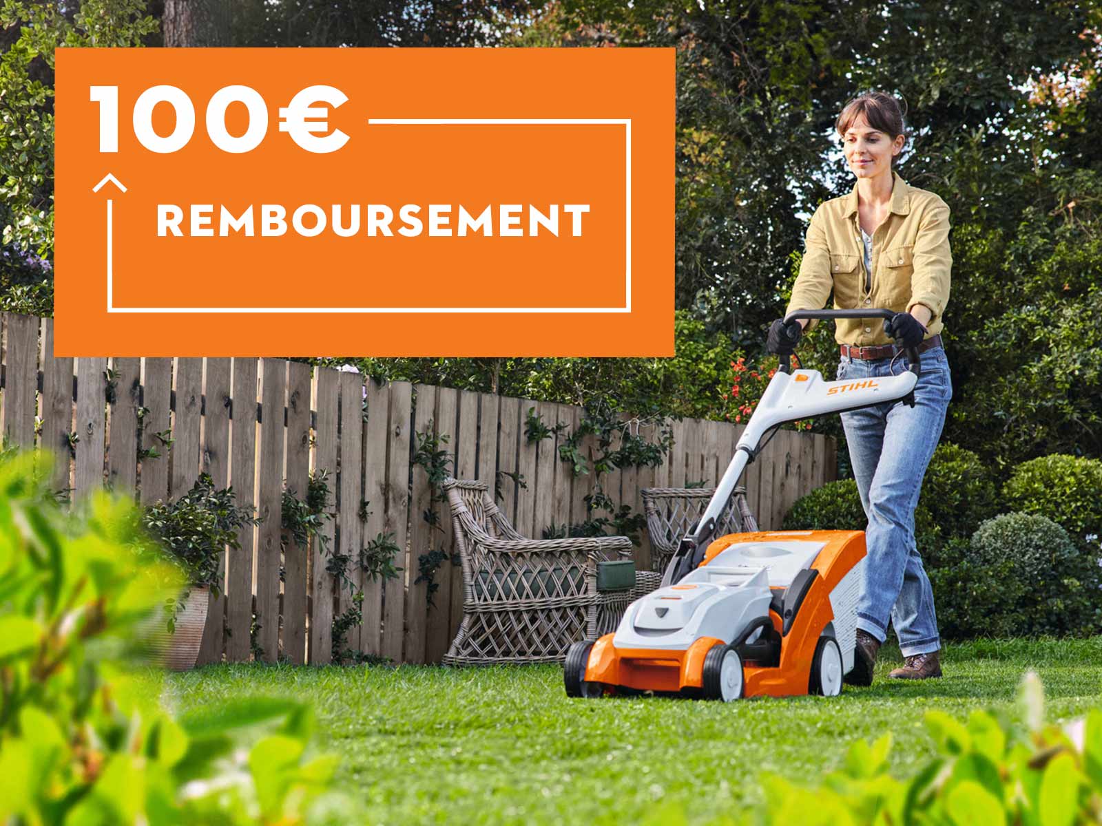 une femme tond sa pelouse avec une tondeuse à batterie STIHL