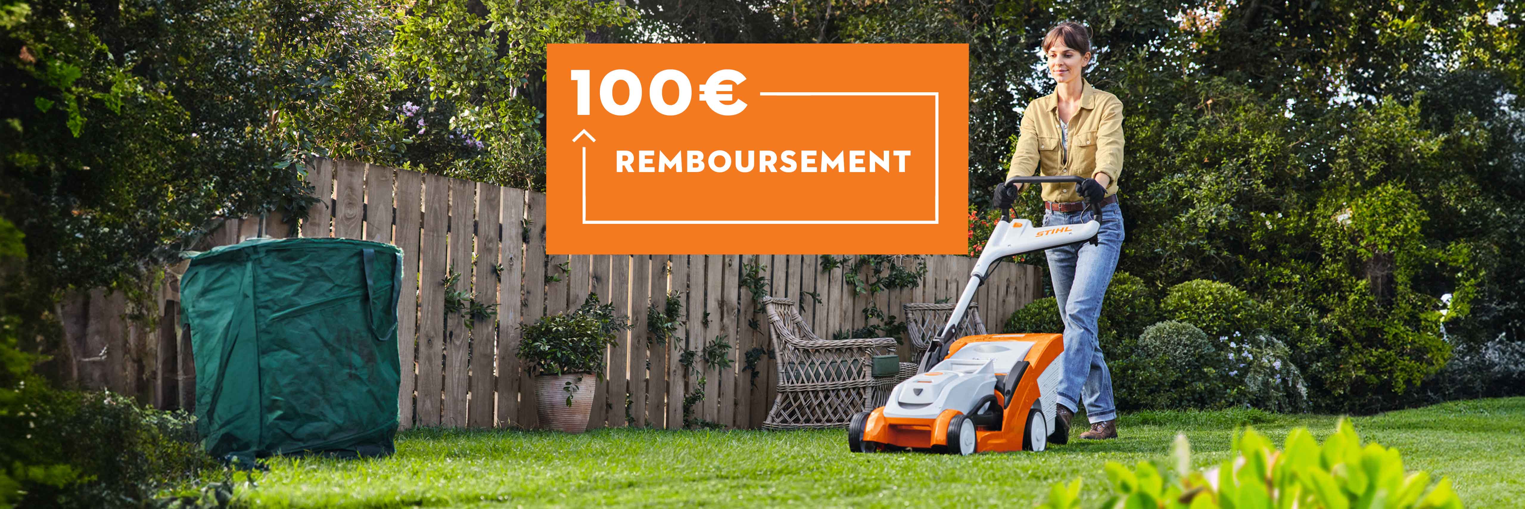 Une femme tond sa pelouse devant une barrière avec sa tondeuse à batterie STIHL