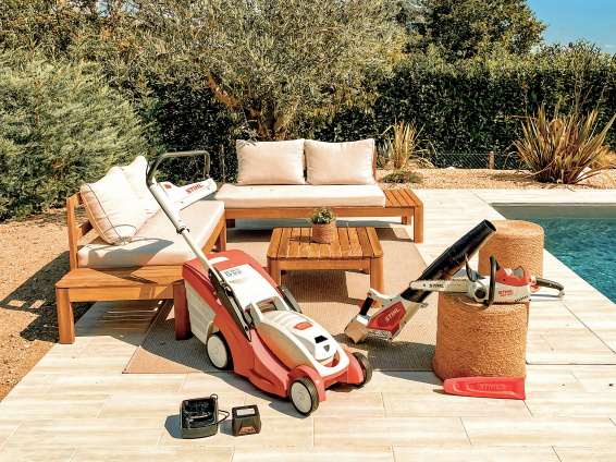 Les outils à batterie du système AK STIHL : souffleur BGA 57, tondeuse RMA 248 et tronçonneuse MS 120 C-B