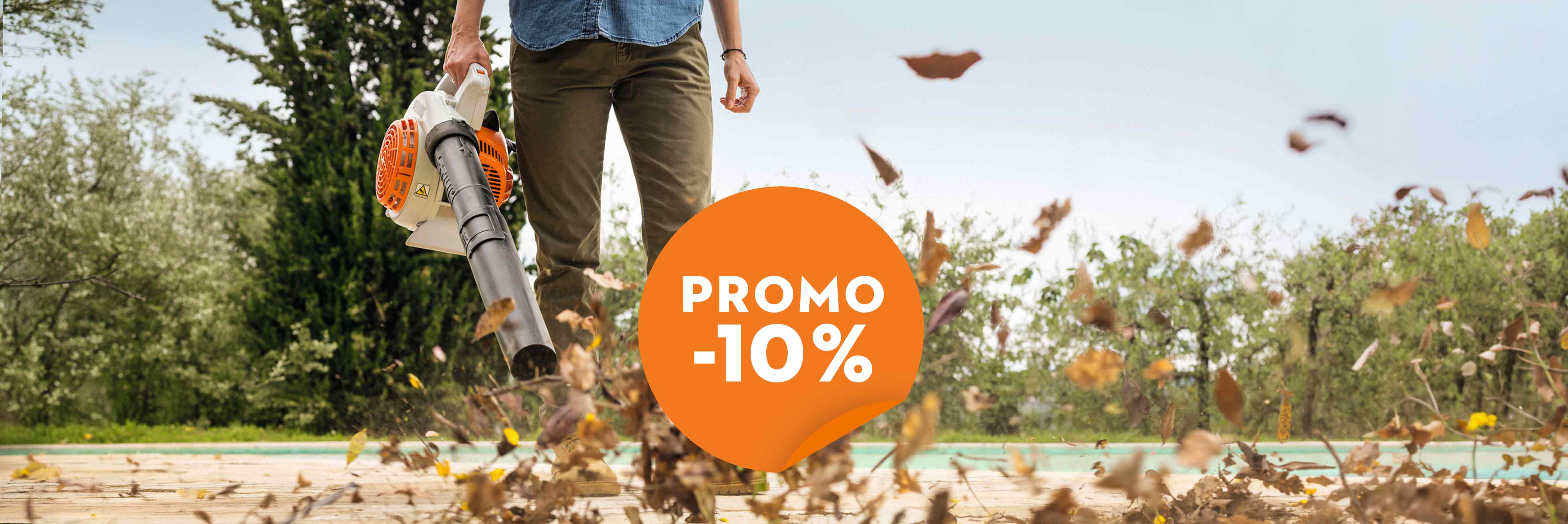 Une femme nettoie son jardin avec les outils à batterie STIHL