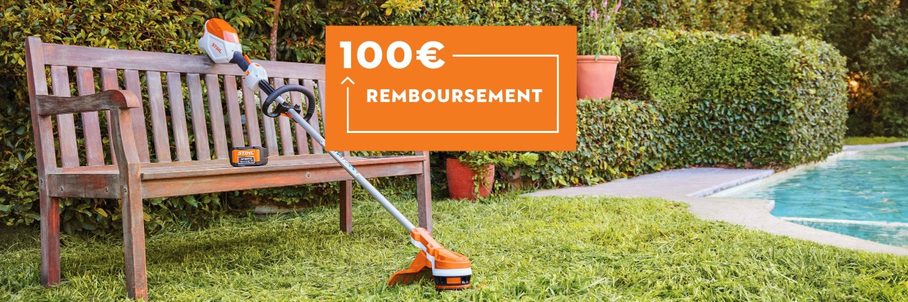 une débroussailleuse à batterie AP SYSTEM et une batterie AP posés sur un banc dans un jardin