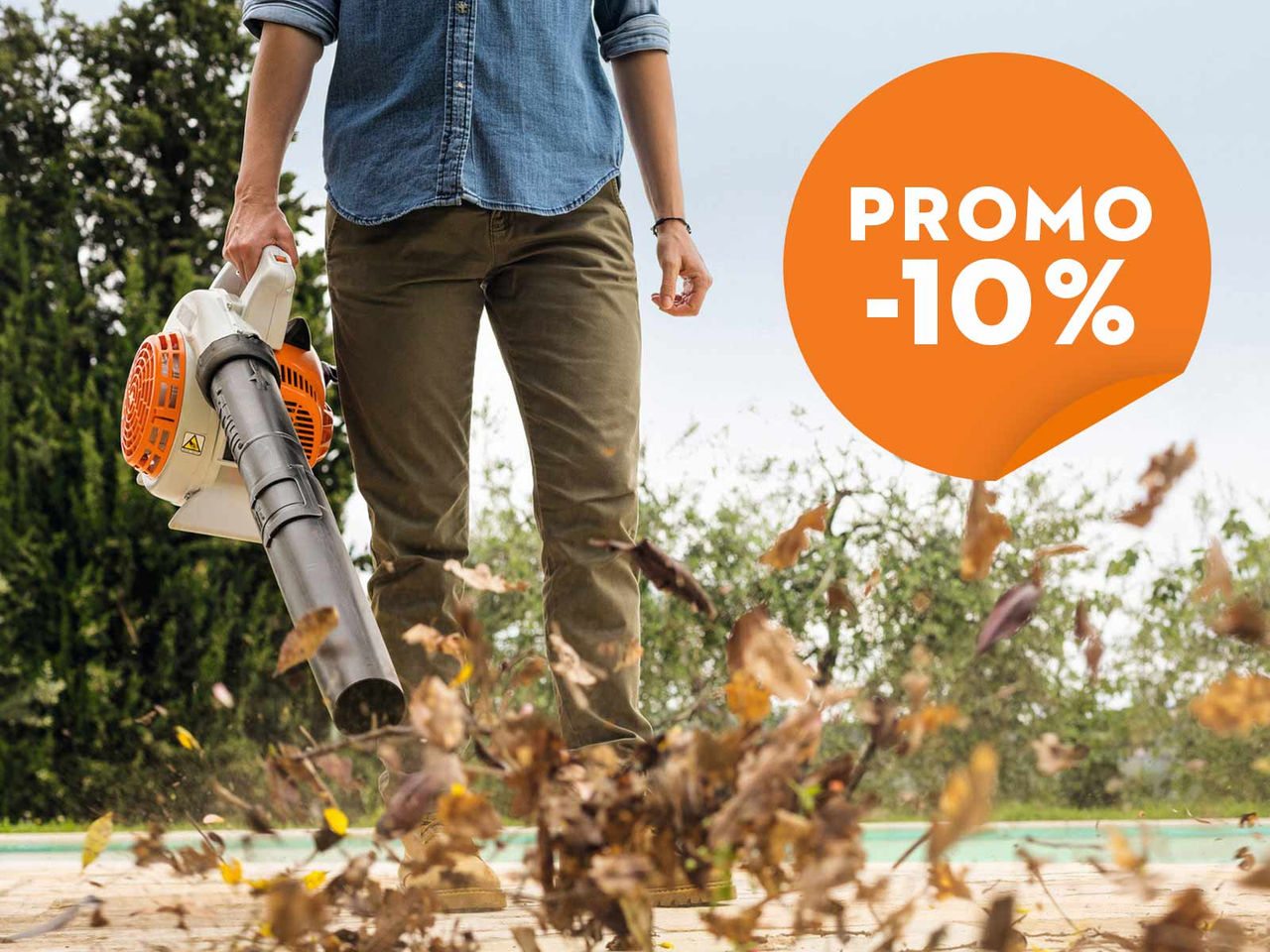 une homme nettoie la margelle d'une piscine en retirant les feuilles mortes avec un souffleur BG 56 de STIHL