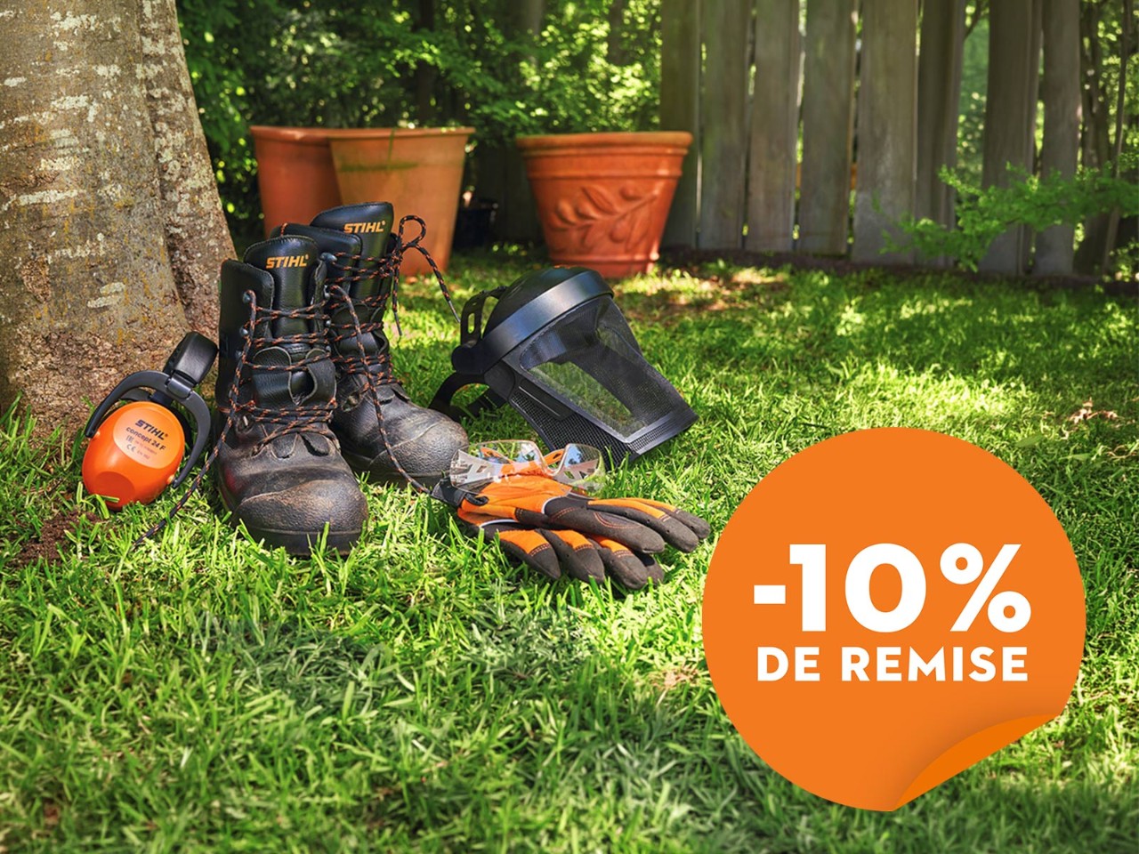 des chaussures de sécurité, un casque,; des gants et un des protections de jambes à l'arrière d'un pcik up