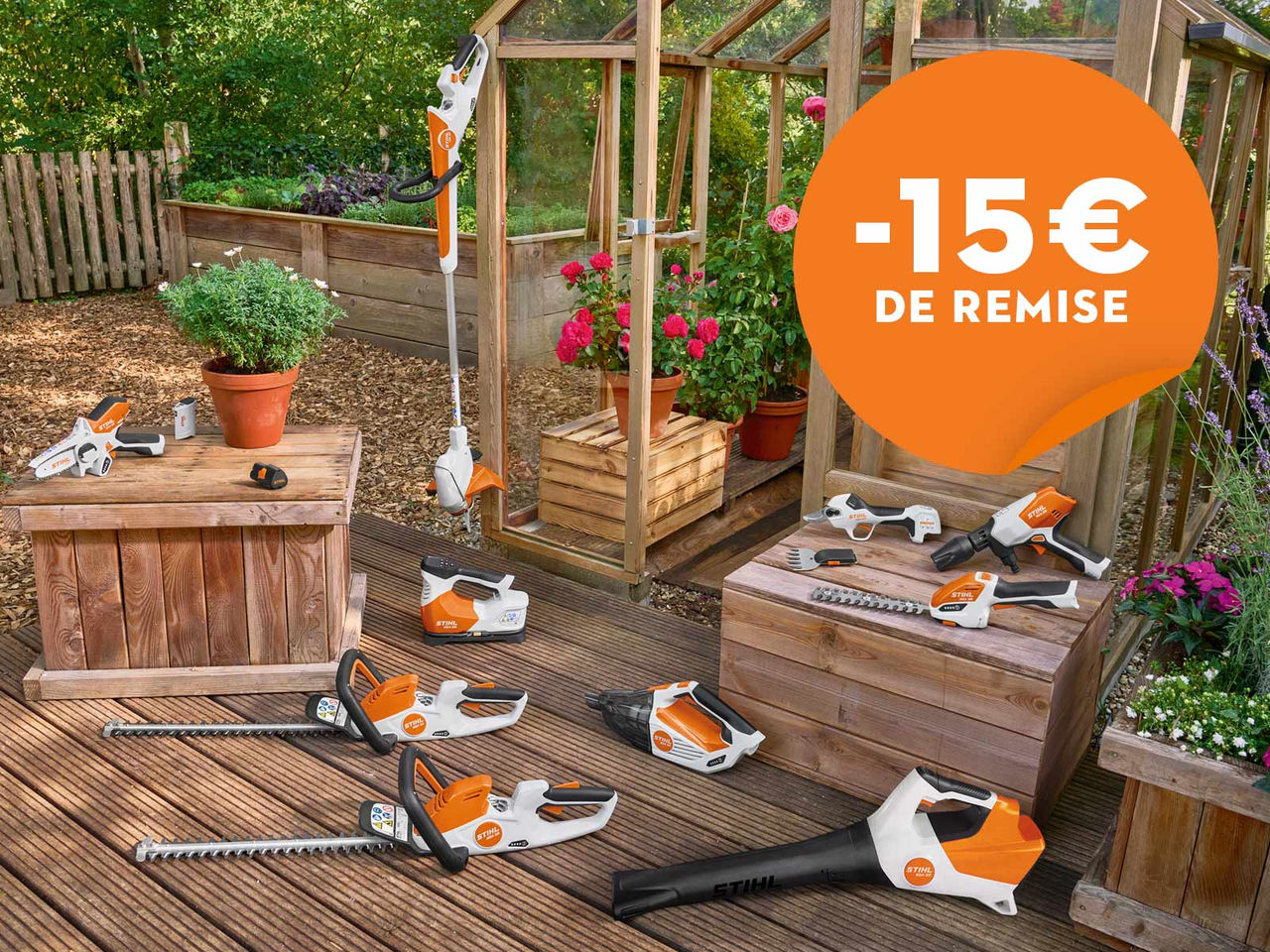 des outils à batterie AS SYSTEM de Stihl posés sur une terrasse en bois avec 15 euros de remise dans un rond orange
