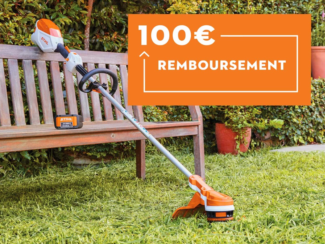 un coupe-bordure à batterie STIHL et une batterie AP posés sur un banc en bois devant une piscine