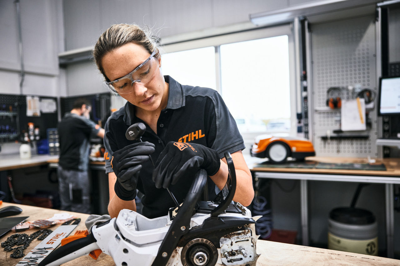 Technicien de maintenance de produits à un établi