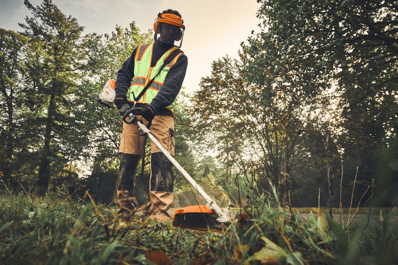 Homme avec STIHL KMA 200 R avec outil combiné FS-KM