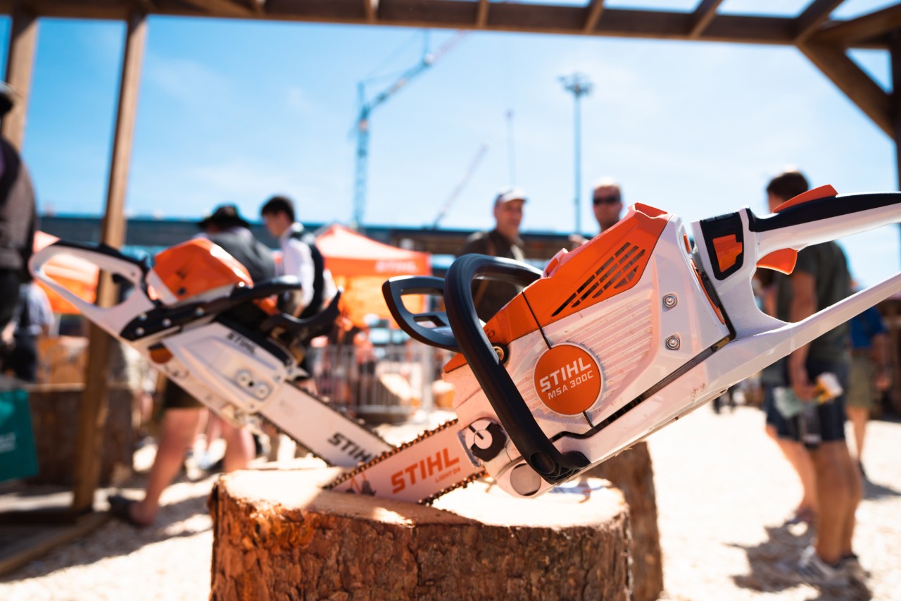 Des tronçonneuses STIHL, dont la MSA 300 C, sur un stand d'exposition en plein air