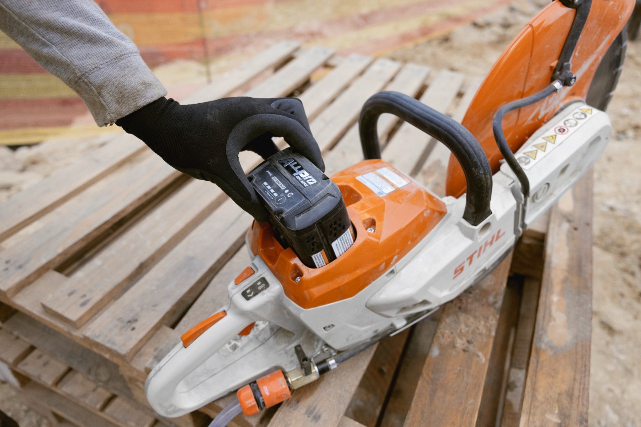 Une batterie STIHL ALLPRO 300.0 P est utilisée dans la TSA 350