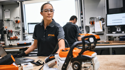 La tronçonneuse STIHL lors de l'inspection