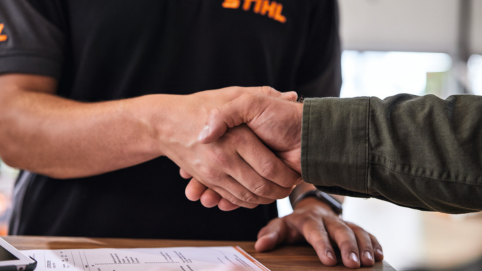 Un employé STIHL ou un revendeur spécialisé répare une tronçonneuse